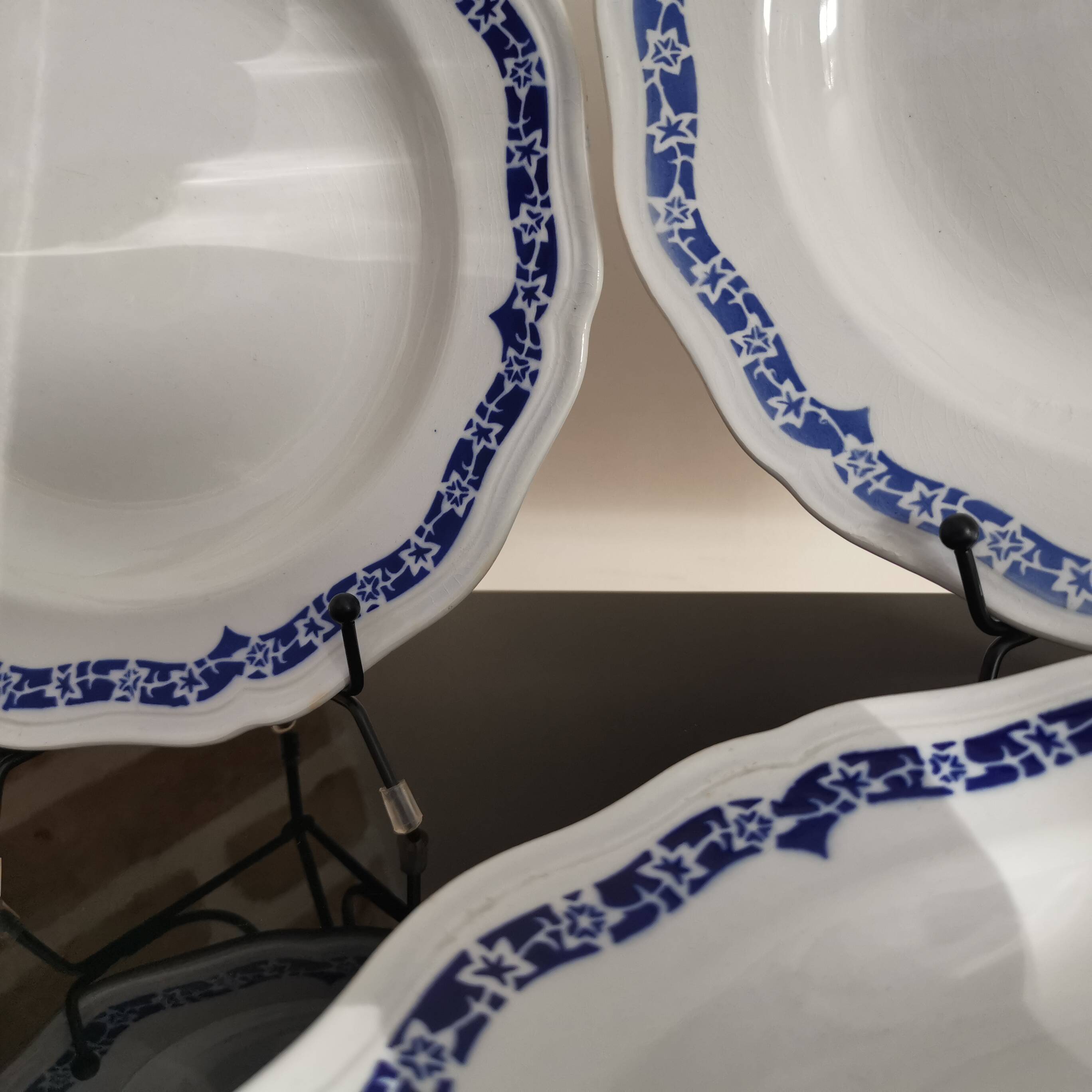 4 soup plates white background, blue decor l'Amandinoise 2586