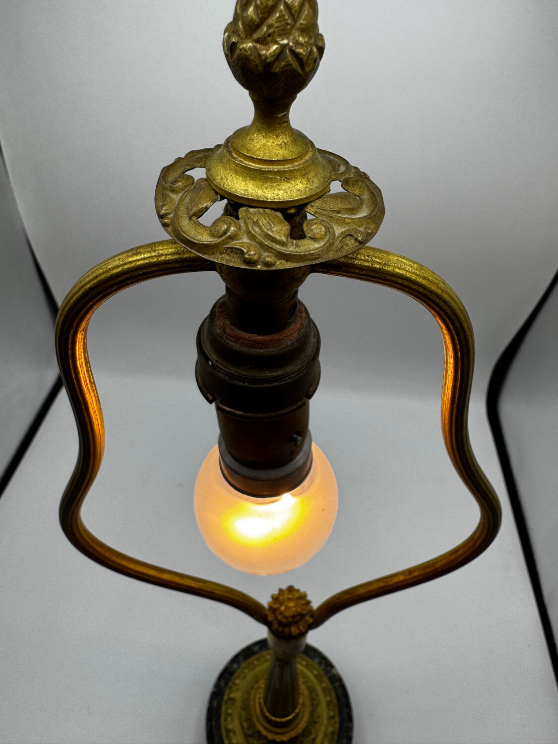 Antique lamp known as a lyre in bronze and marble from the late 19th century.