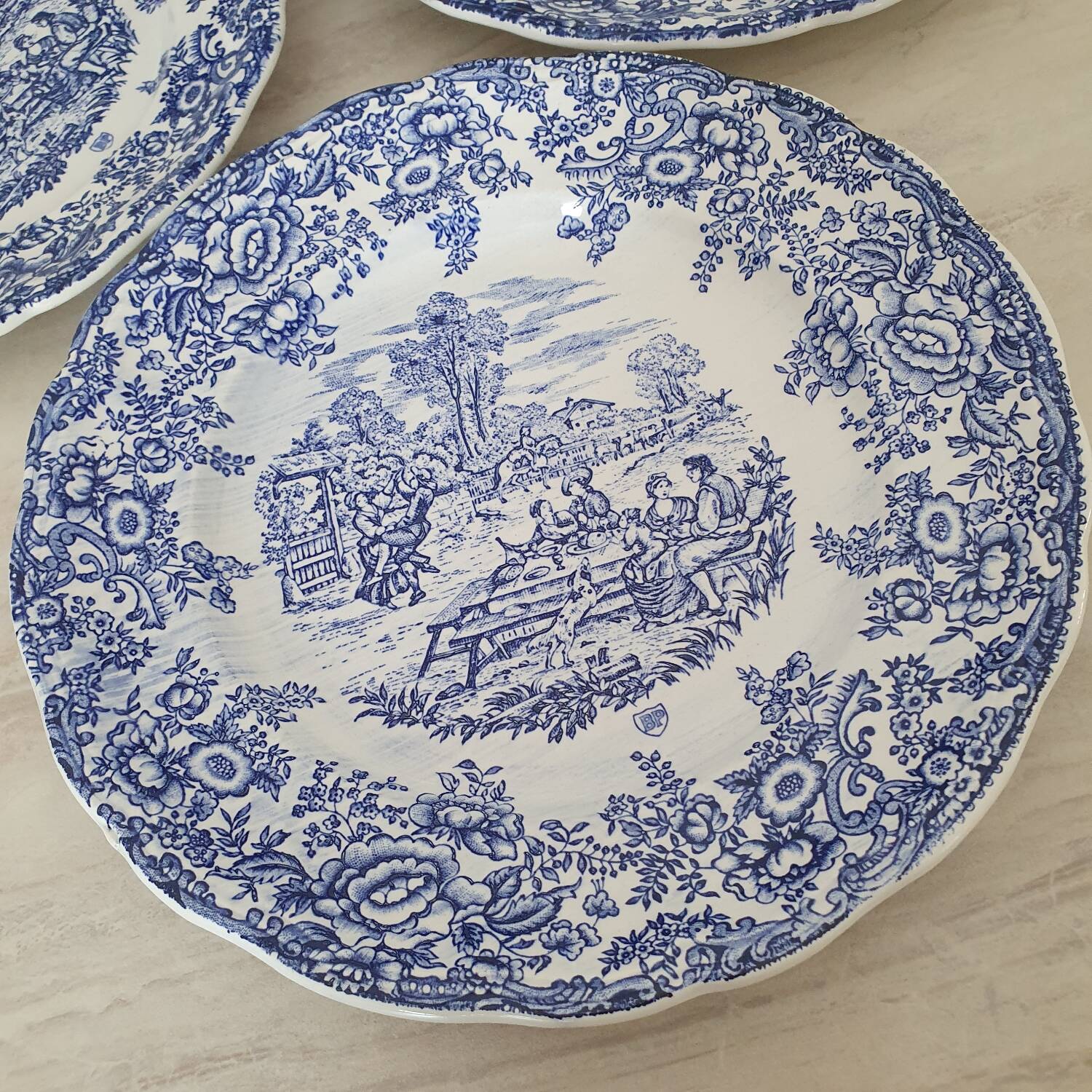 4 earthenware plates with floral and pastoral scene motif