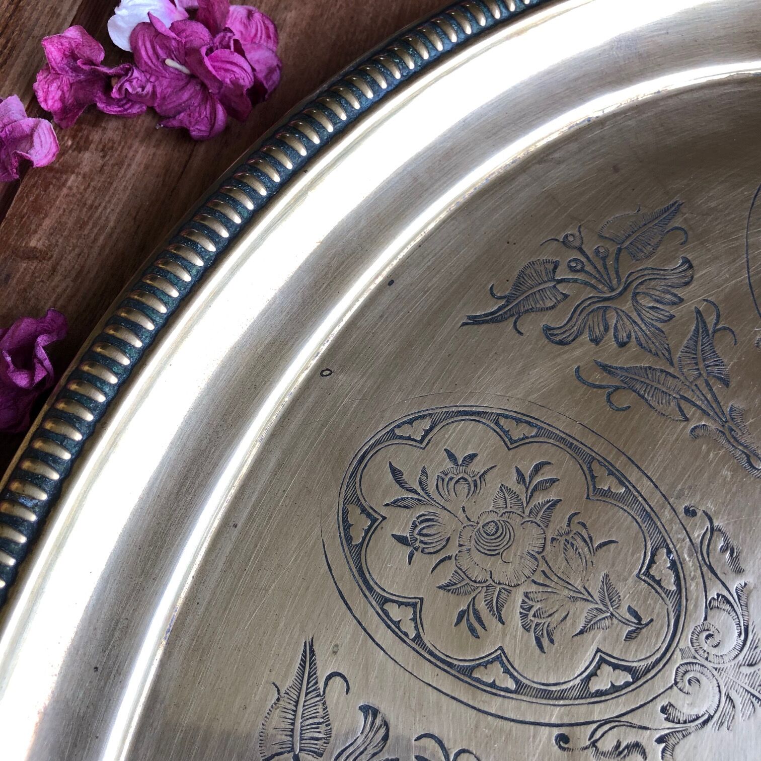 Oval tray in chiseled brass