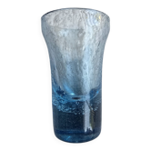 Vase soliflore en verre bullé bleu signé Biot