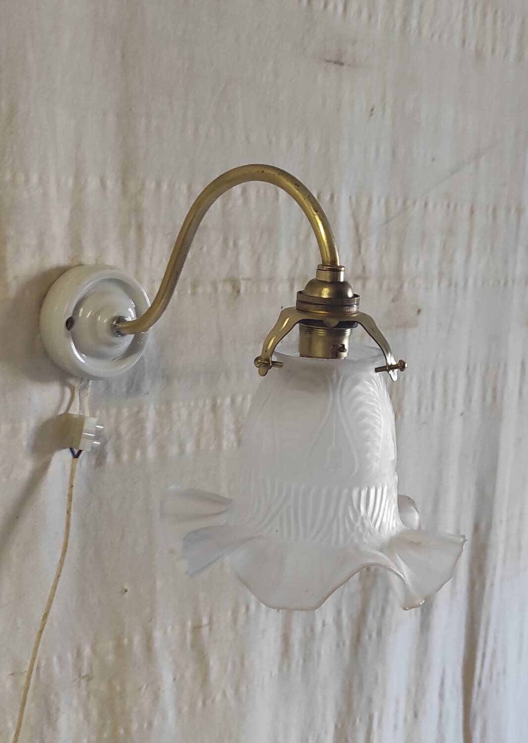 Swan neck wall light in brass, porcelain and glass - mid 20th century