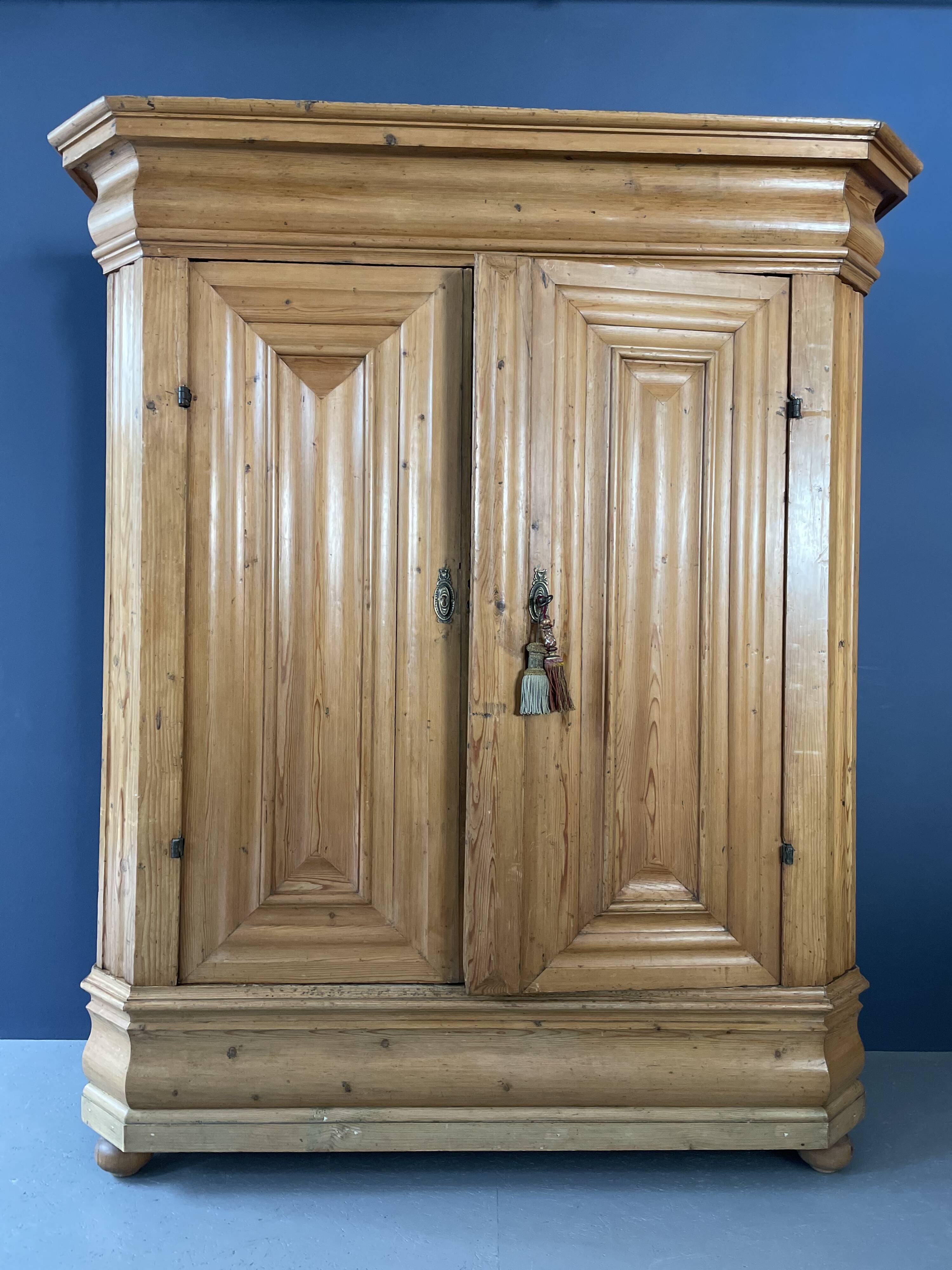 Large Frankfurt Wave Cabinet, Pine Wood, 18th Century
