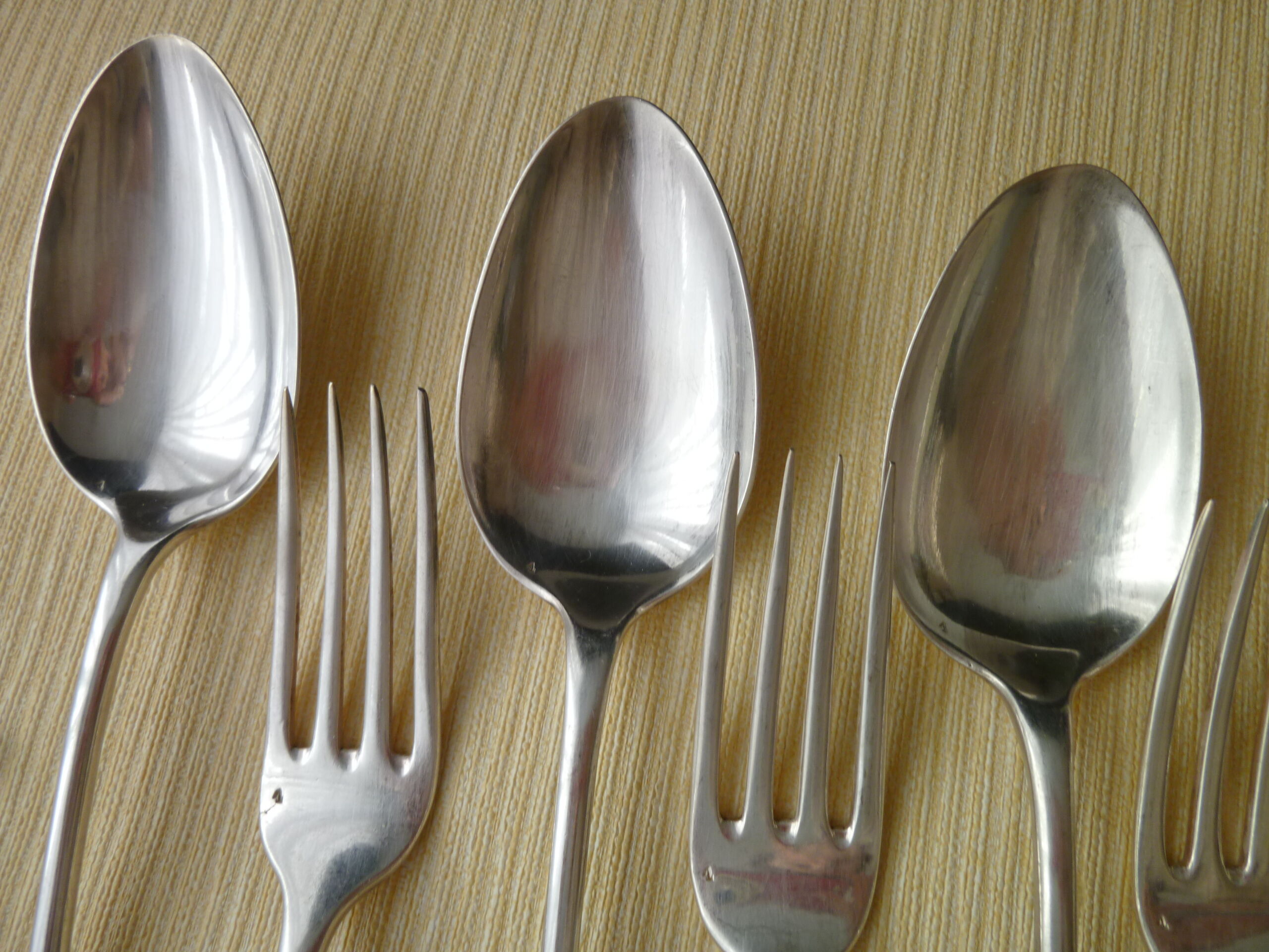 Lot de 8 couverts de table en métal argenté anglais modèle uniplat