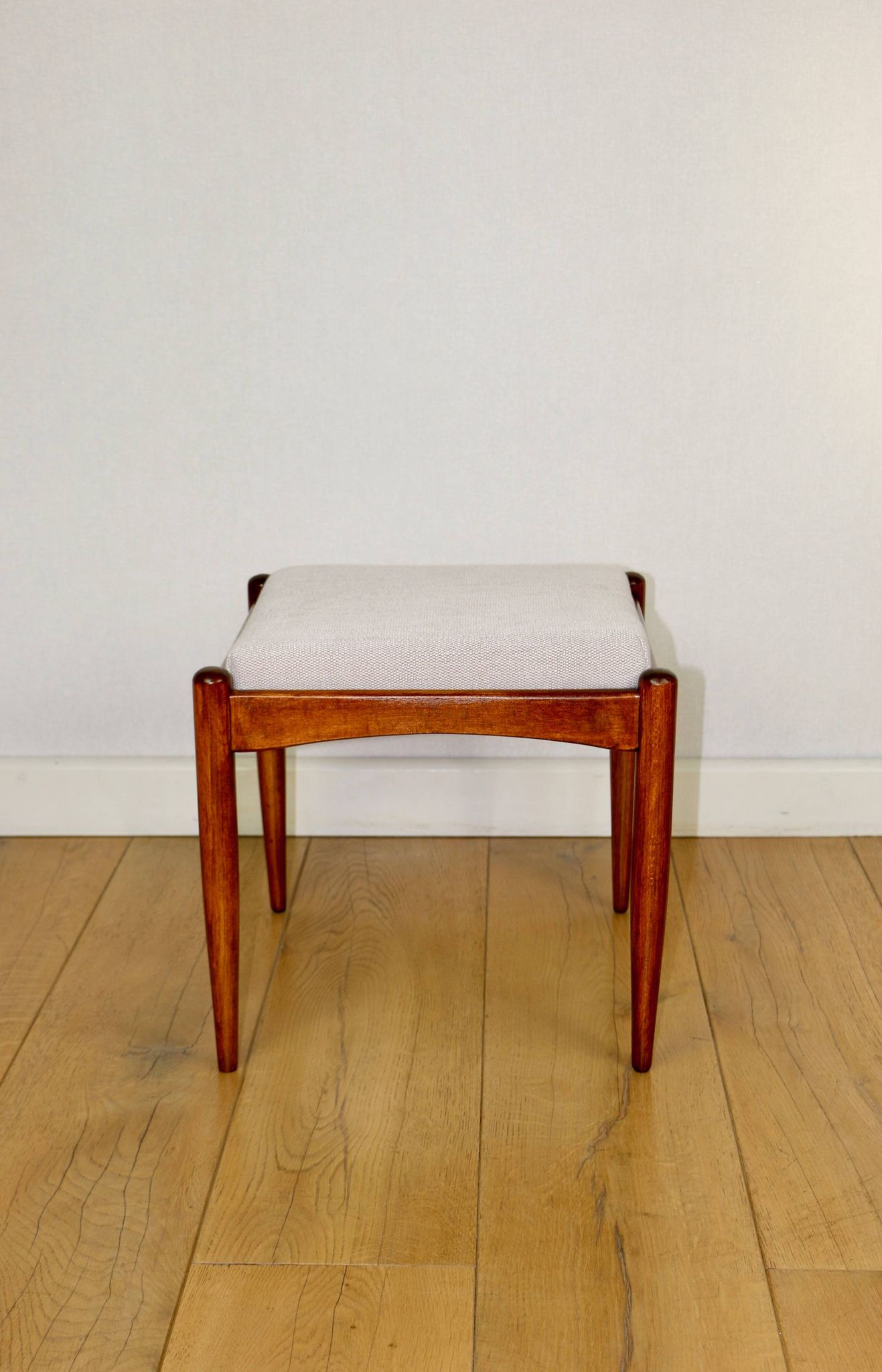 Edmund Homa stool beige-cream seat - structural fabric