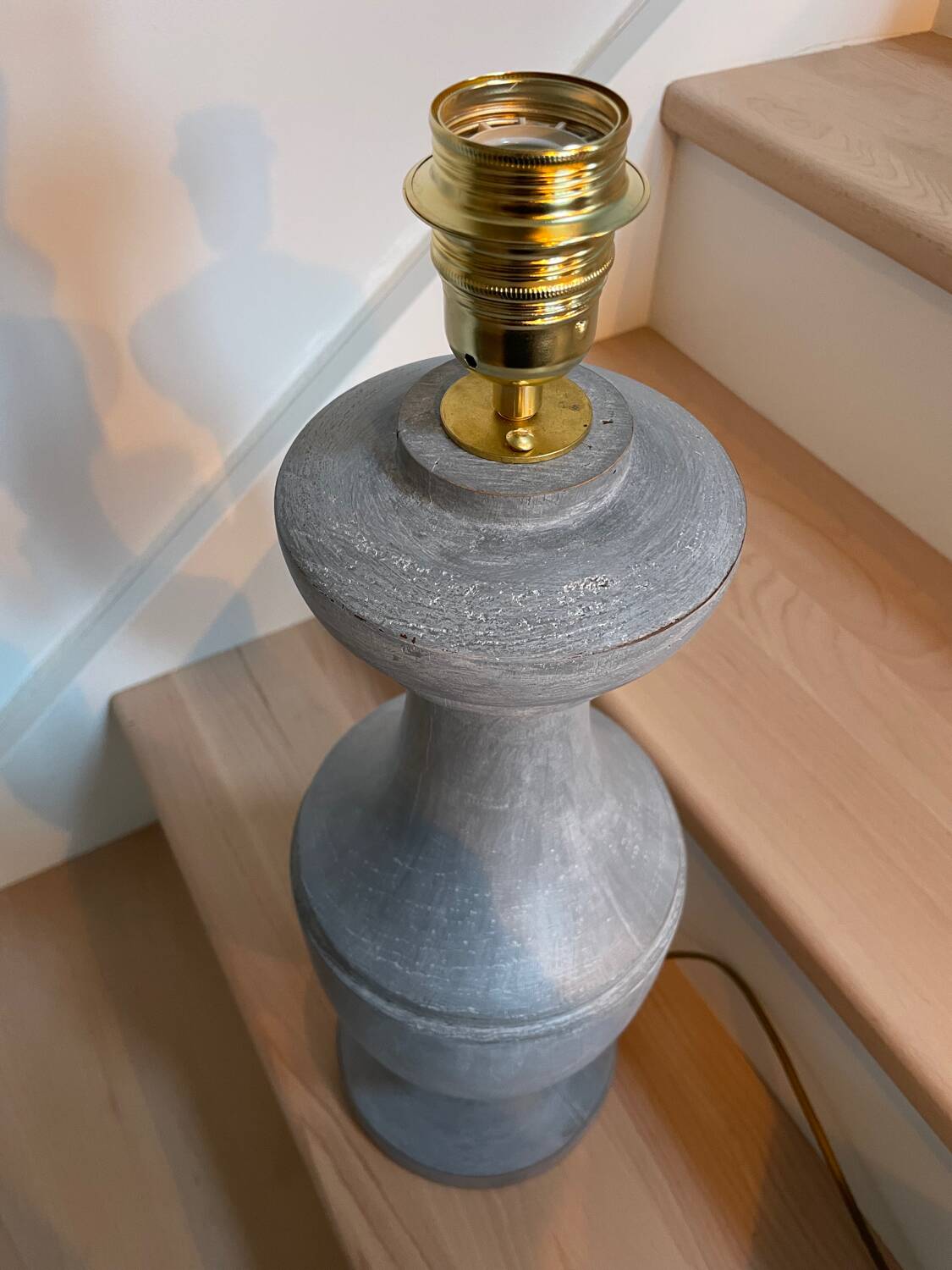Lampe balustre vintage en bois de couleur gris zinc