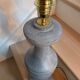 Lampe balustre vintage en bois de couleur gris zinc