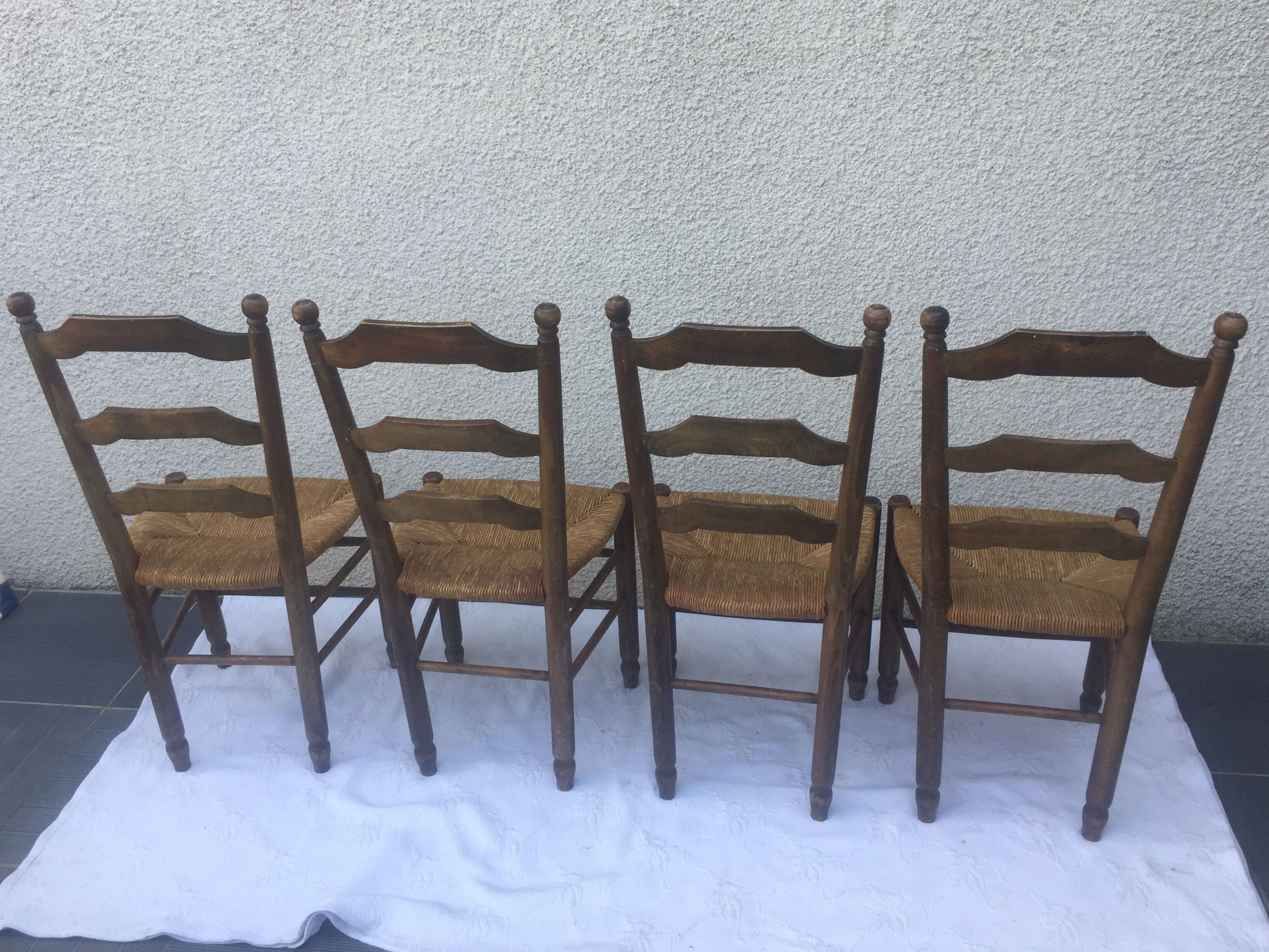 4 chairs mulched Provencal style