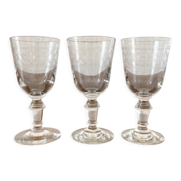 3 stemmed white wine glasses in engraved glass from the 19th century