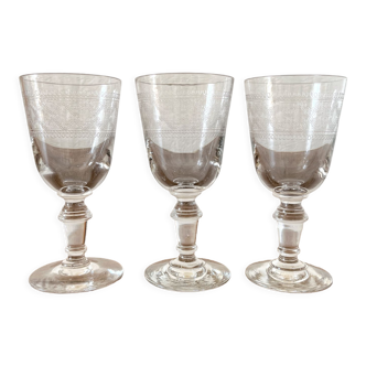 3 white wine stemmed glasses in engraved glass from the 19th century