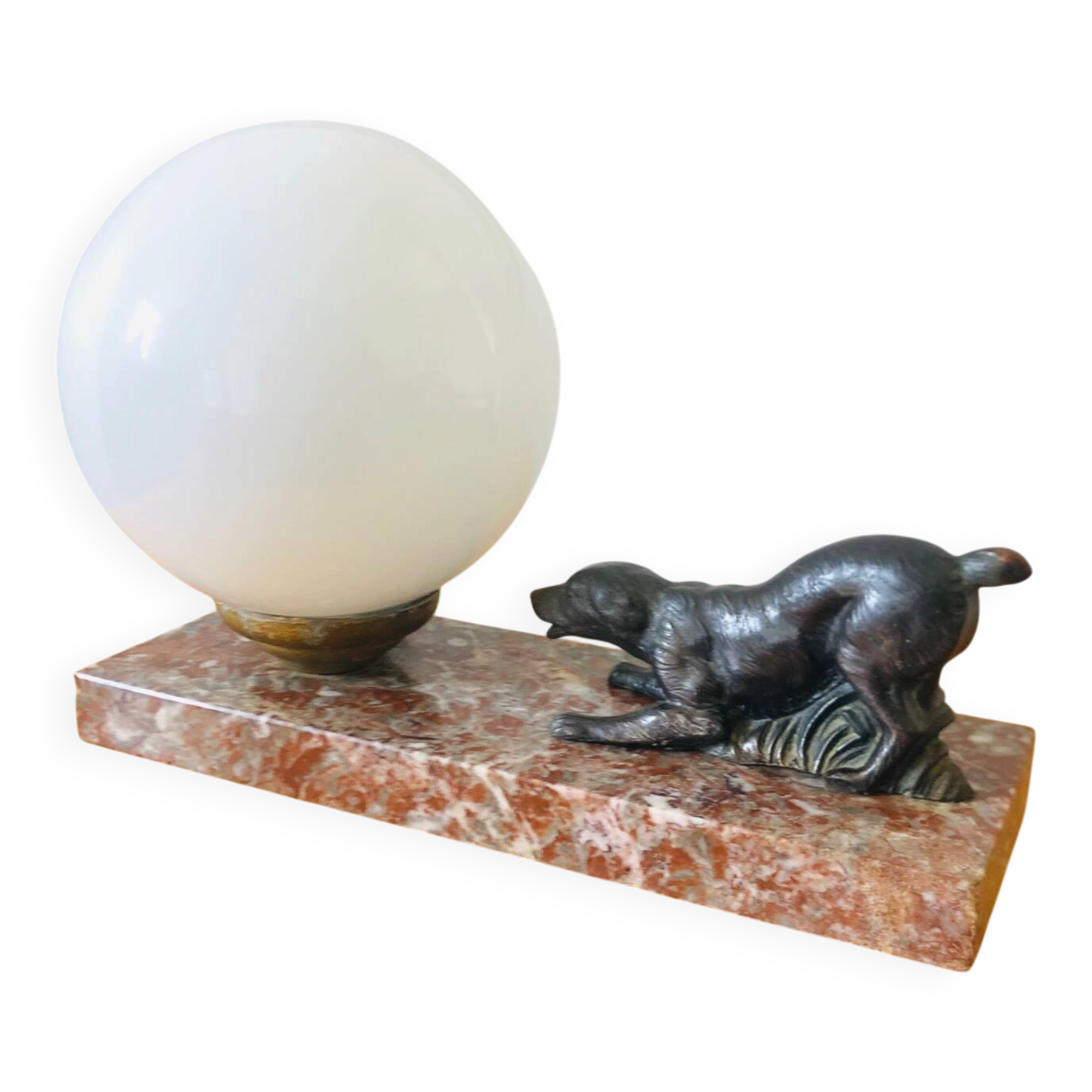 Lampe Art déco globe en opaline blanche et chien de chasse