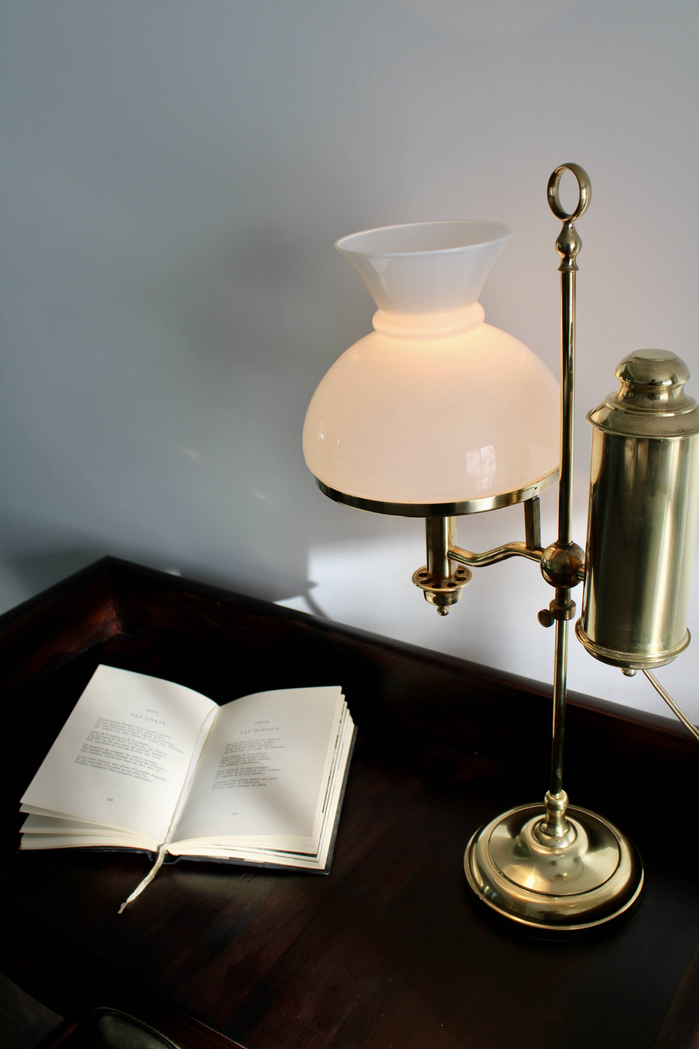 English Quinquet lamp in brass and opaline.