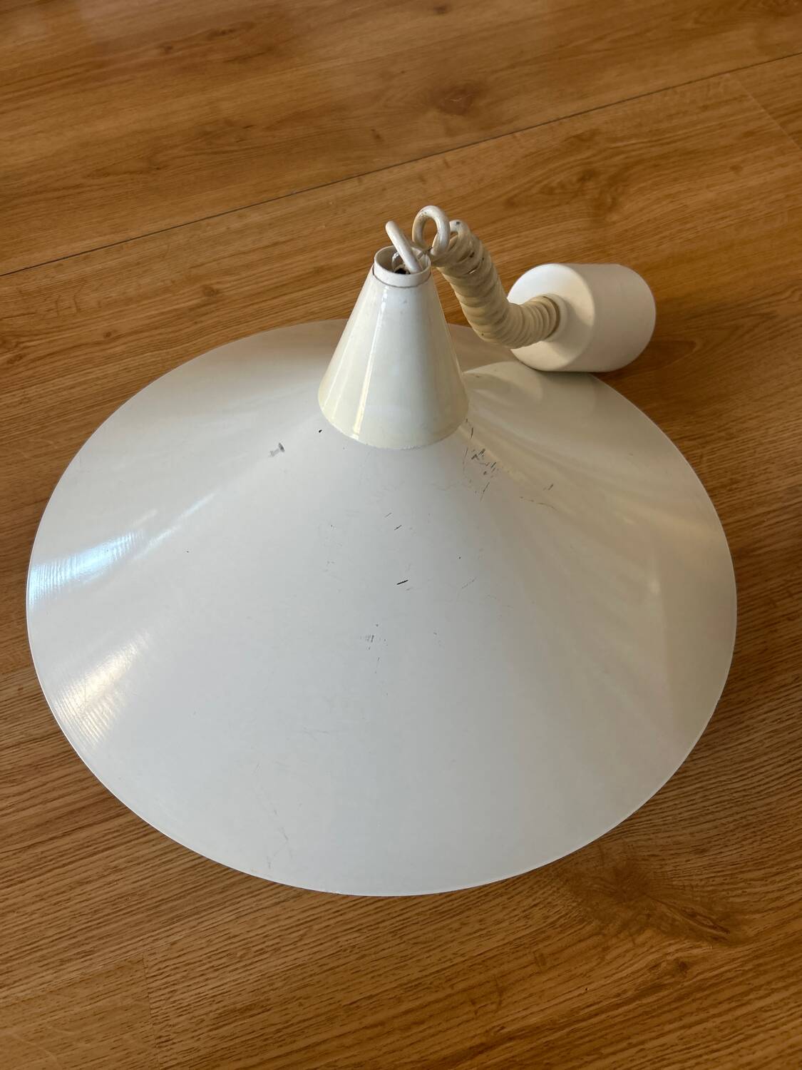 Set of 2 white metal pendant lights