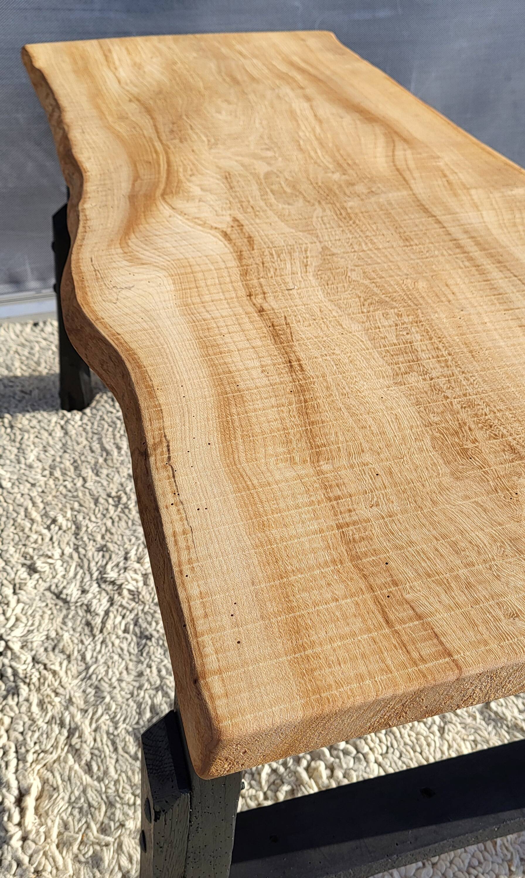 Bicolour coffee table in solid oak with 19th-century legs • Unique piece "Raw"