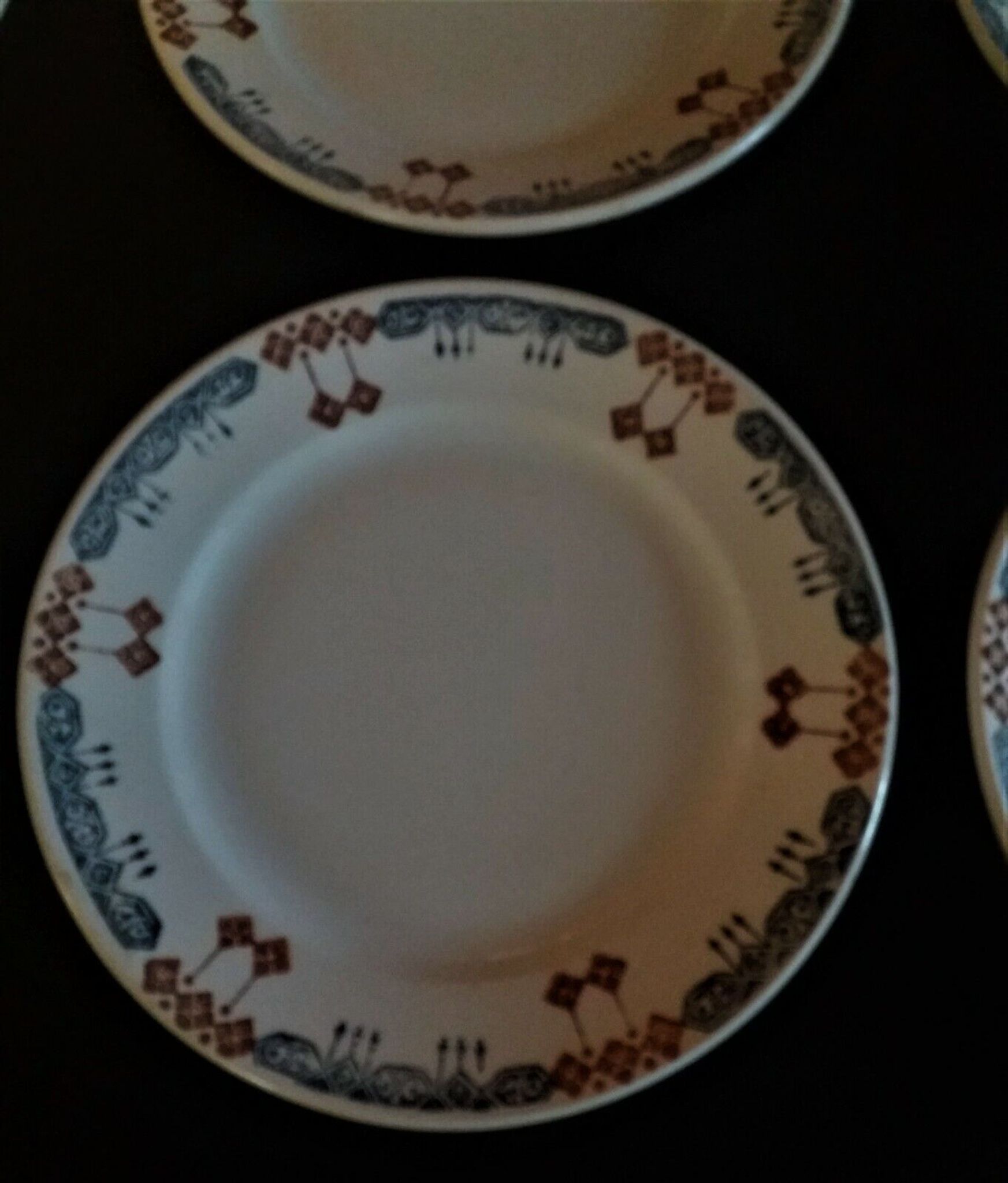 Série de six assiettes plates en faïence BV céramique Sud Est