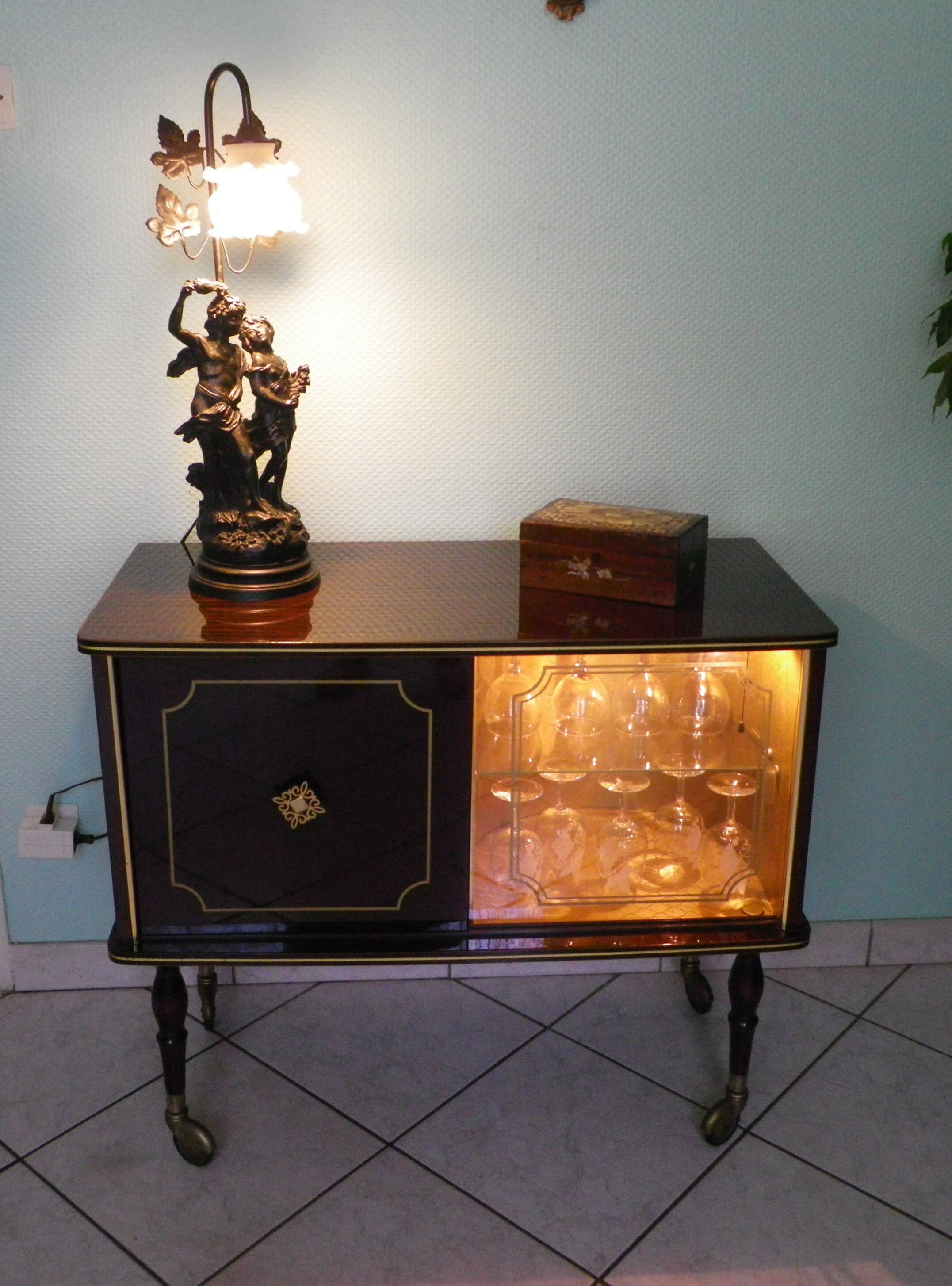 Meuble bar lumineux, corpus en bois laqué 1960/1970