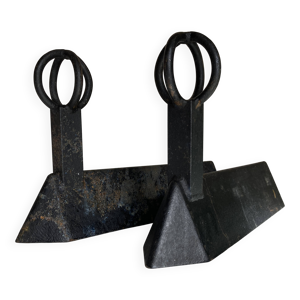 Paire de chenets modenistes - fonte