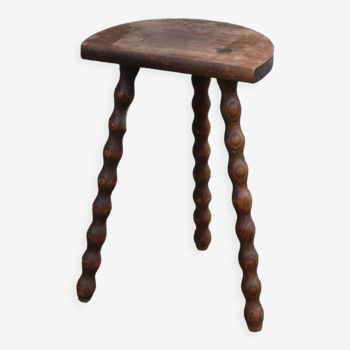 Tripod stool with bumped feet