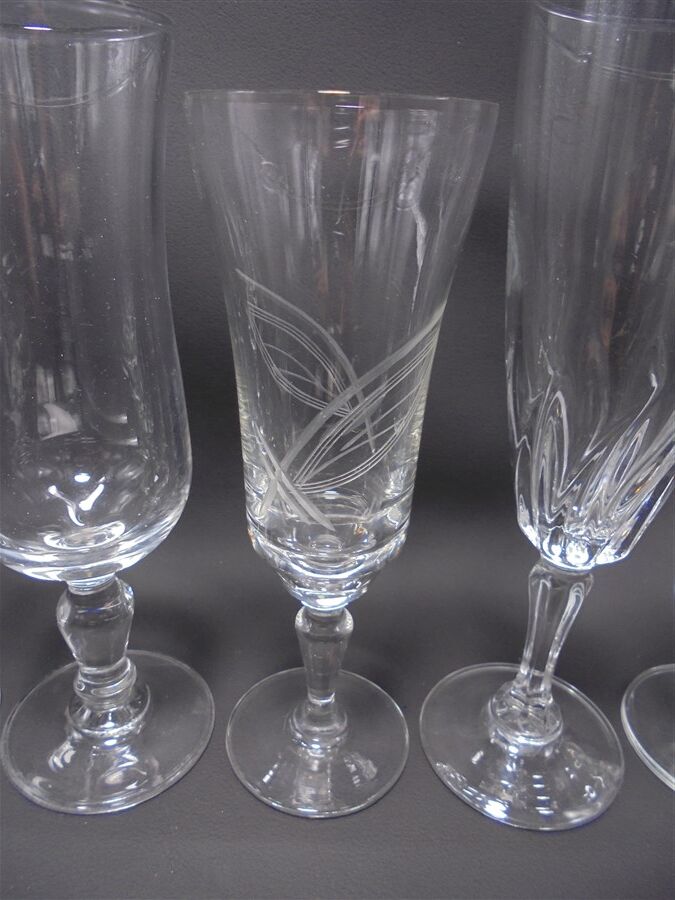 Ensemble dépareillé de 6 flûtes à champagne