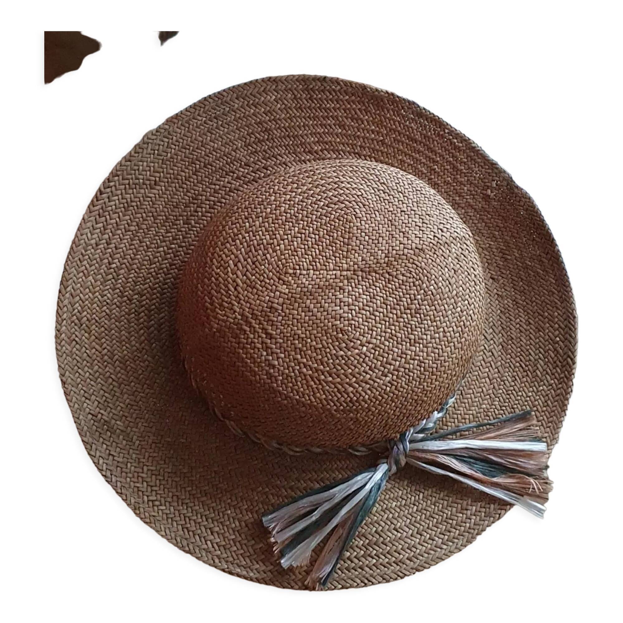 Thin straw hat and rafia