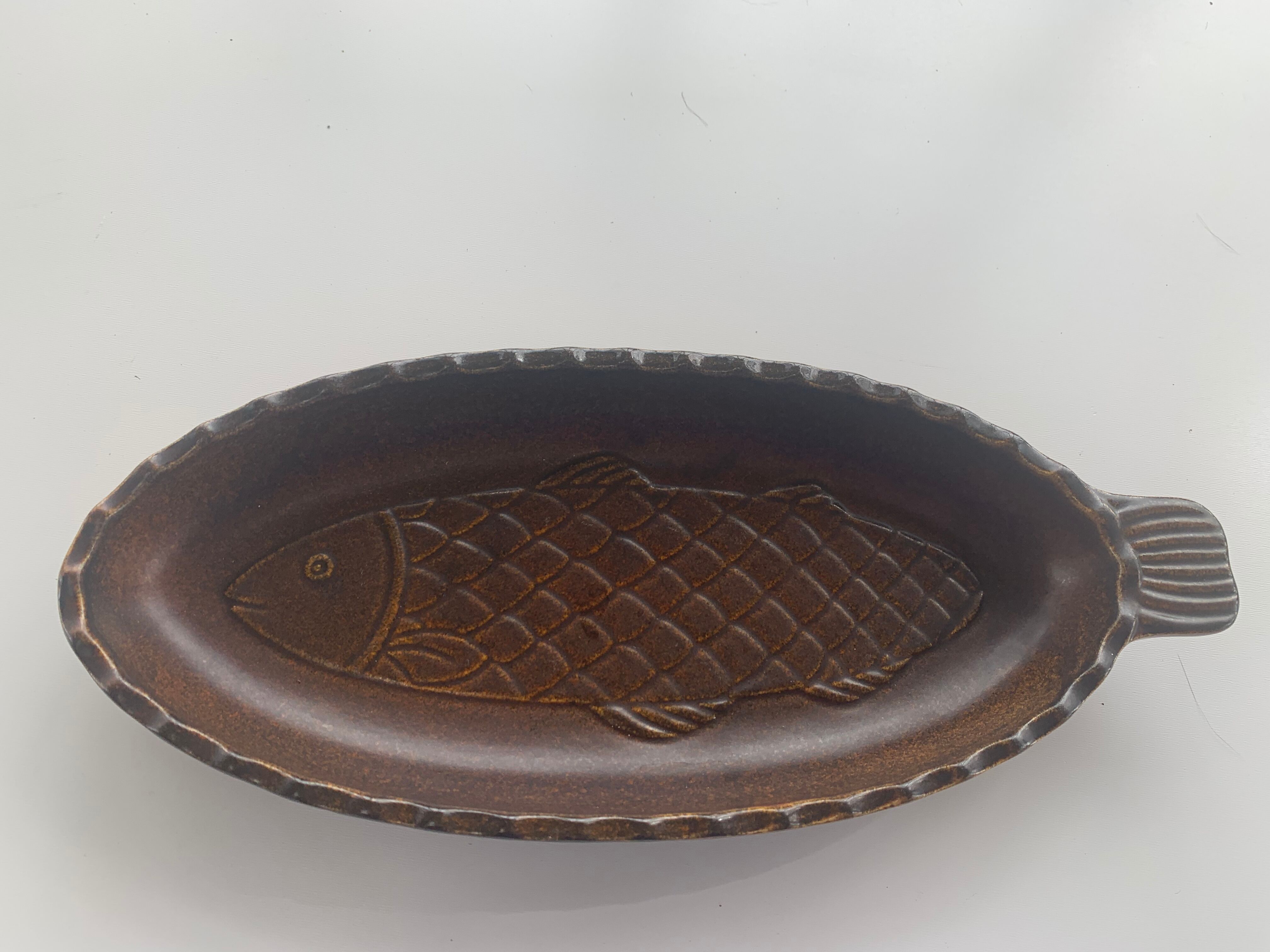 Glazed ceramic dish with fish pattern in relief friesbud melitta germany katen geschler 70