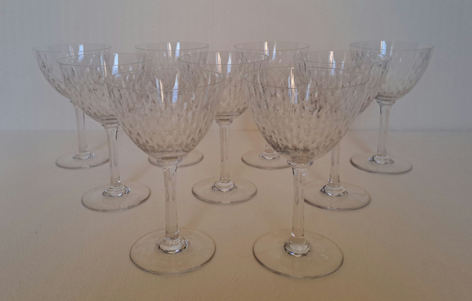 9 crystal water glasses from Baccarat Magenta Grain De Riz, height 15.5 cm.