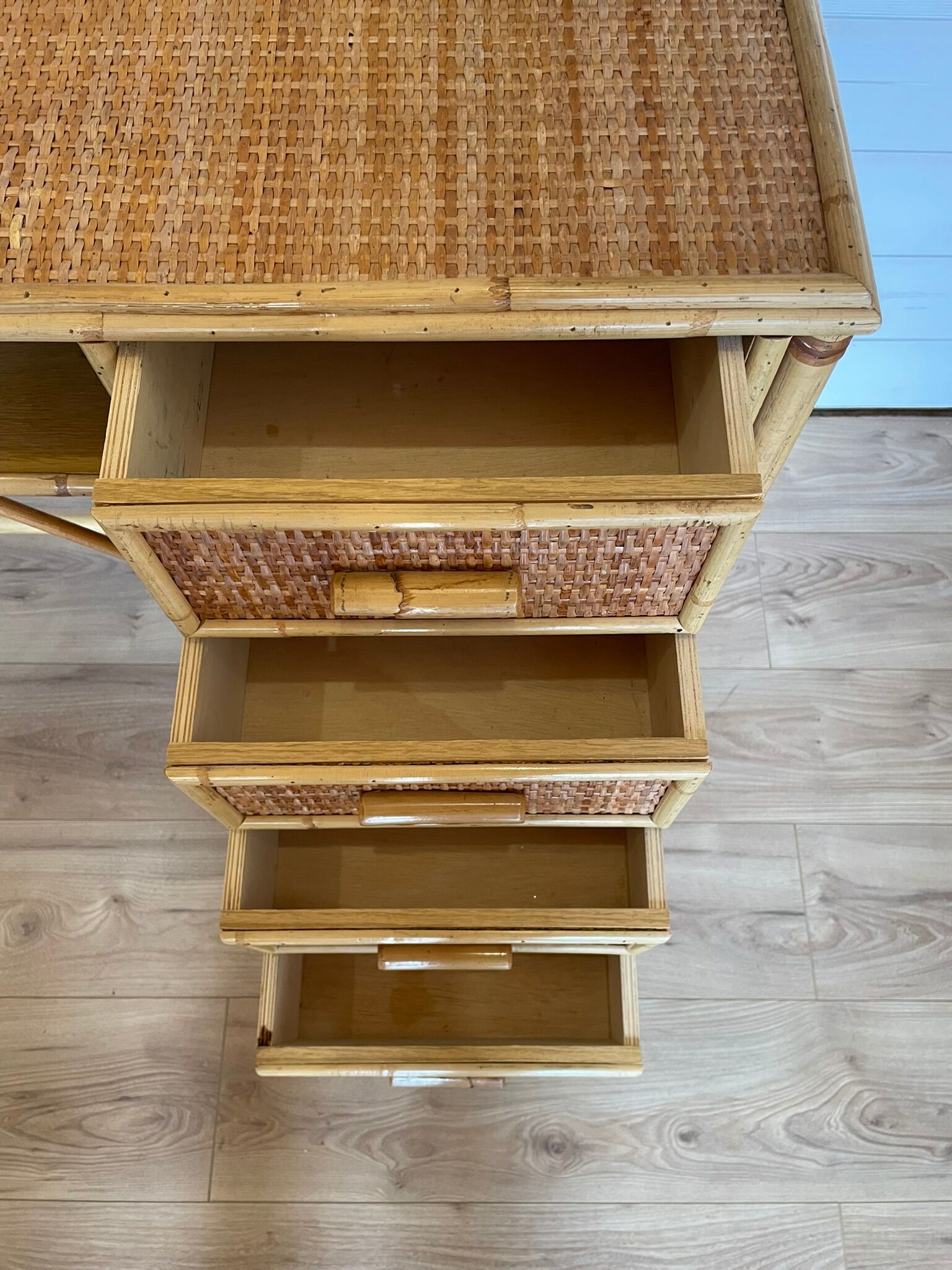 Vintage rattan and woven wicker desk with 4 drawers – Centrepiece – Style