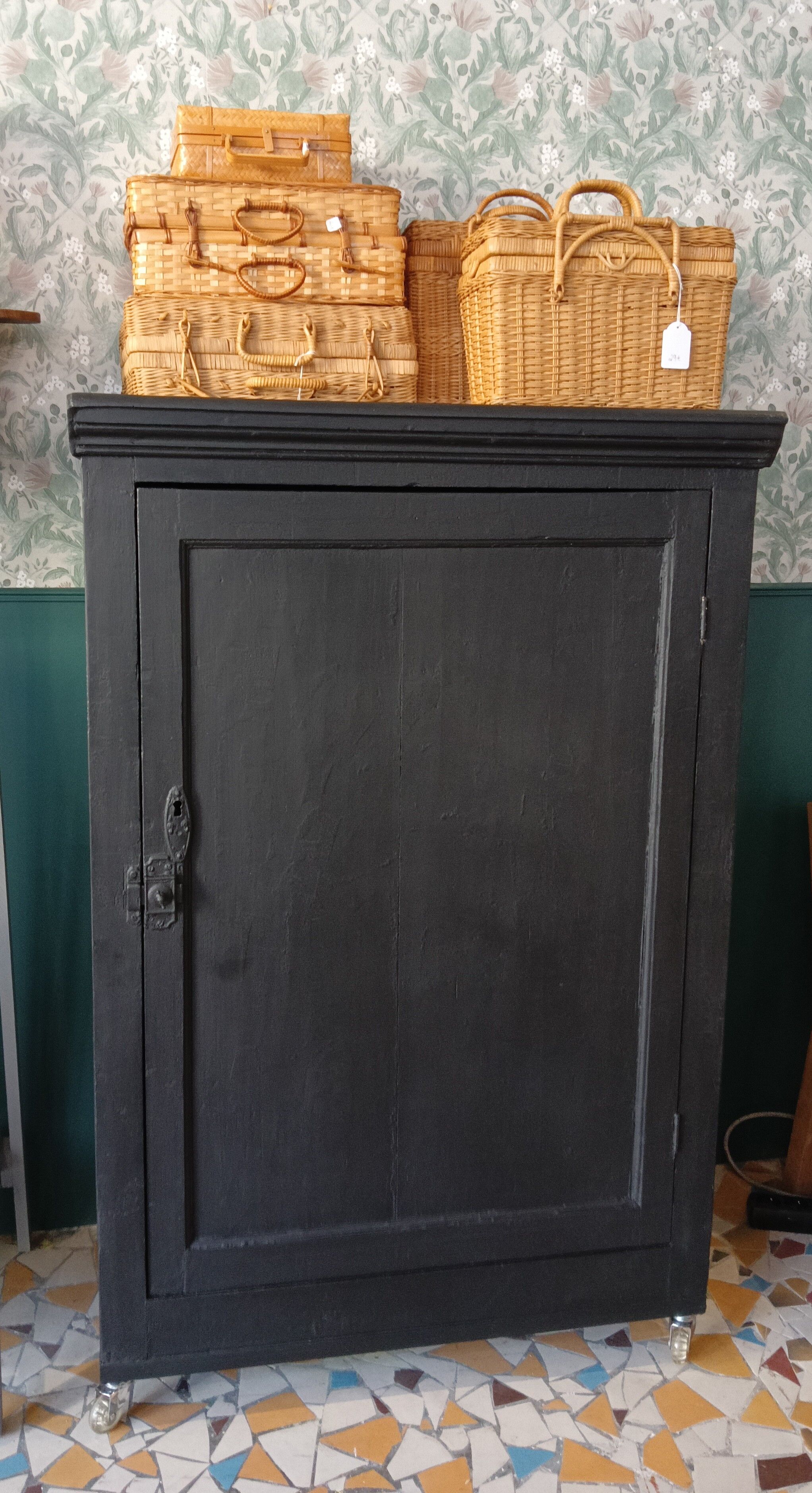 Parisian wardrobe revisited in black