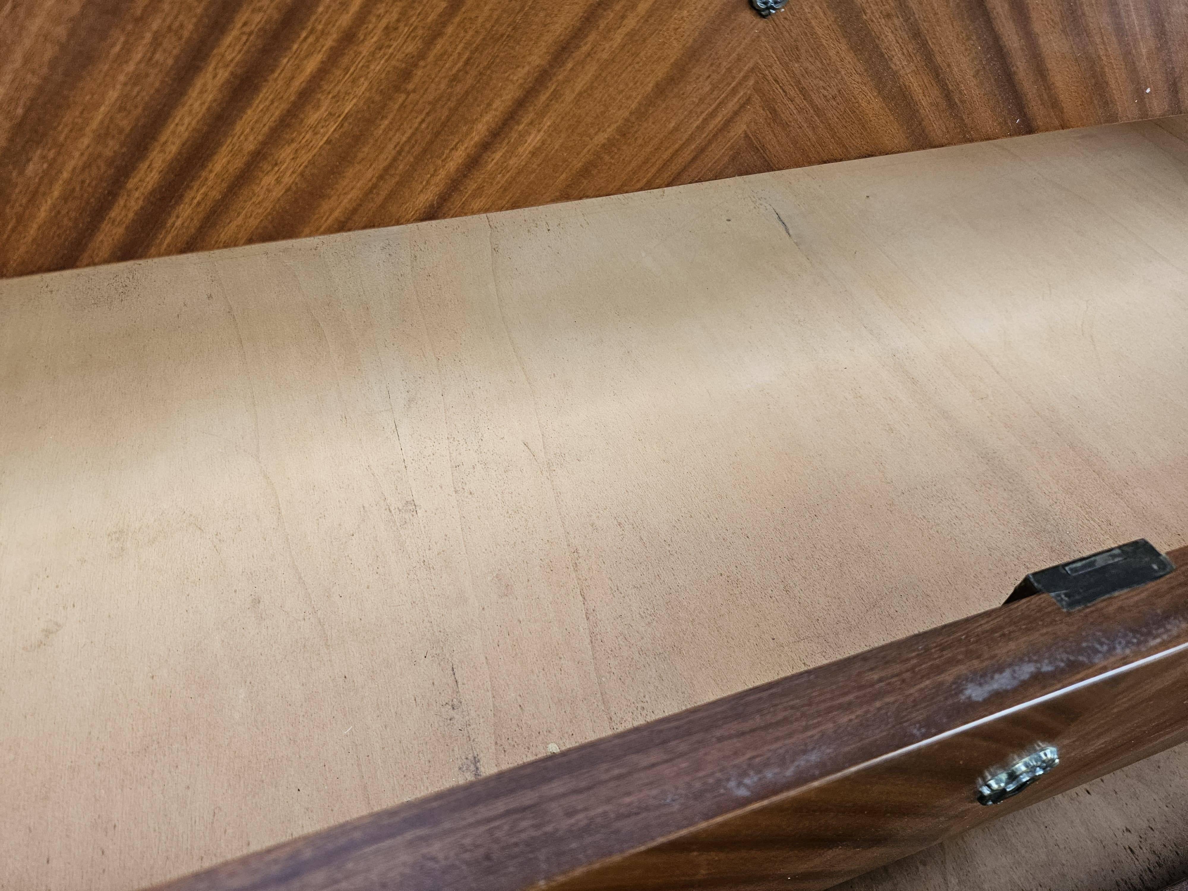 Commode des années 1980 en noyer, palissandre et érable.