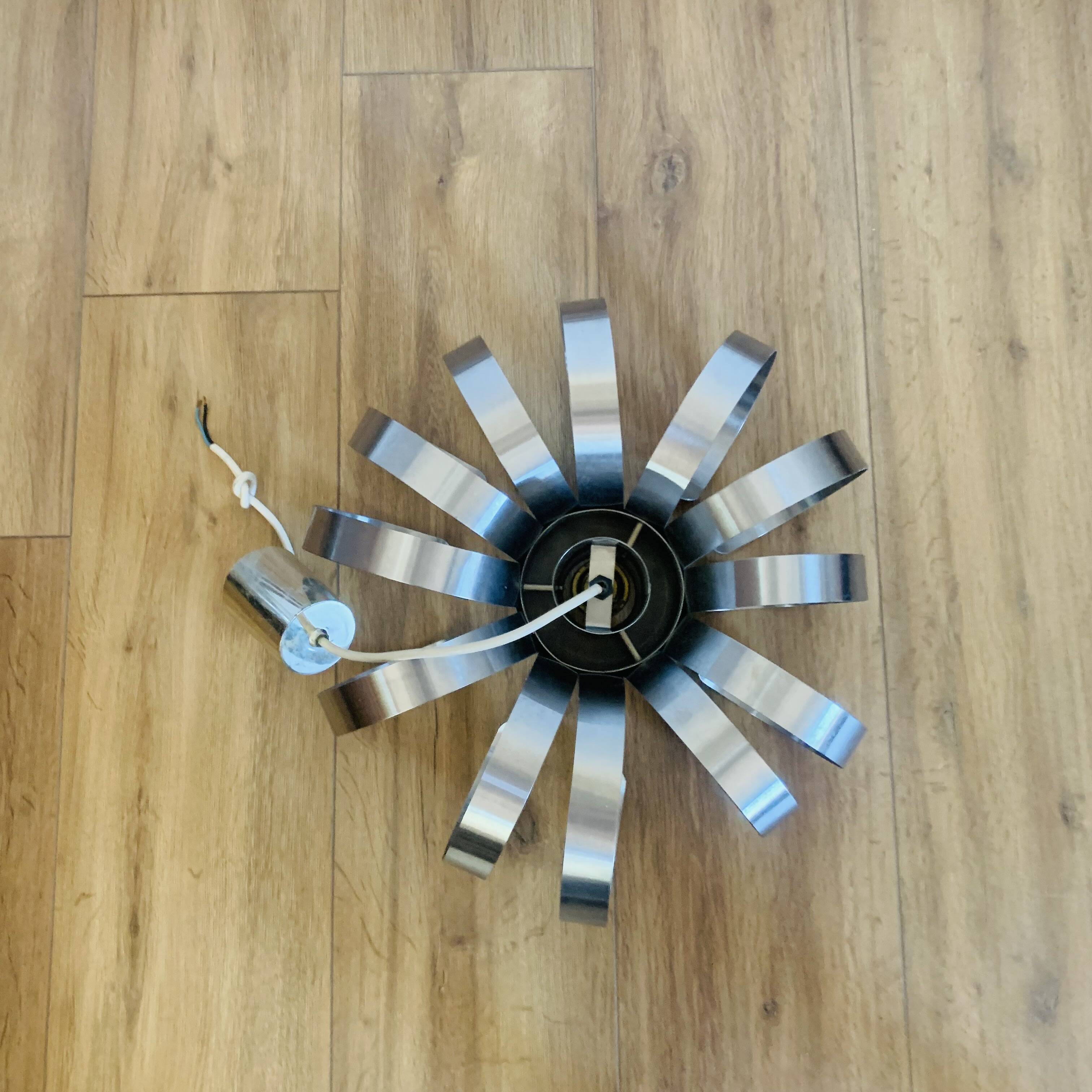 Suspension vintage fleur en rubans d’inox – Space Age années 1970