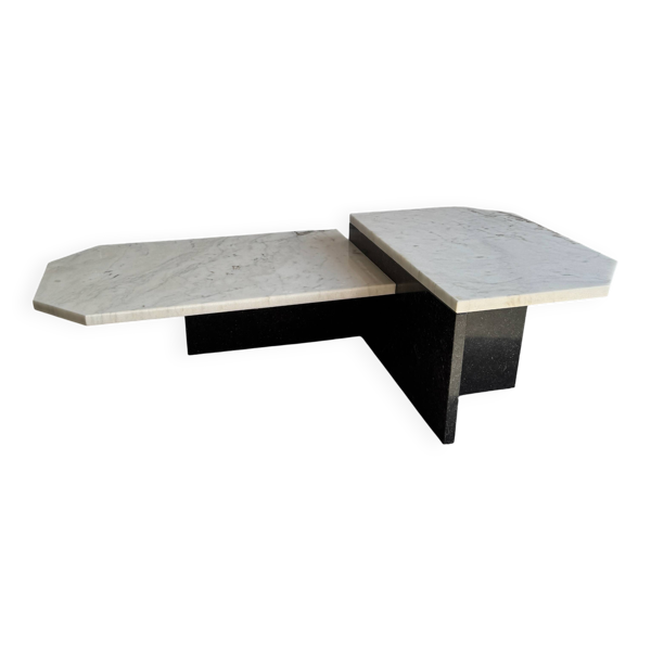 Table basse postmoderne en marbre blanc et granit noir — design sculptural asymétrique