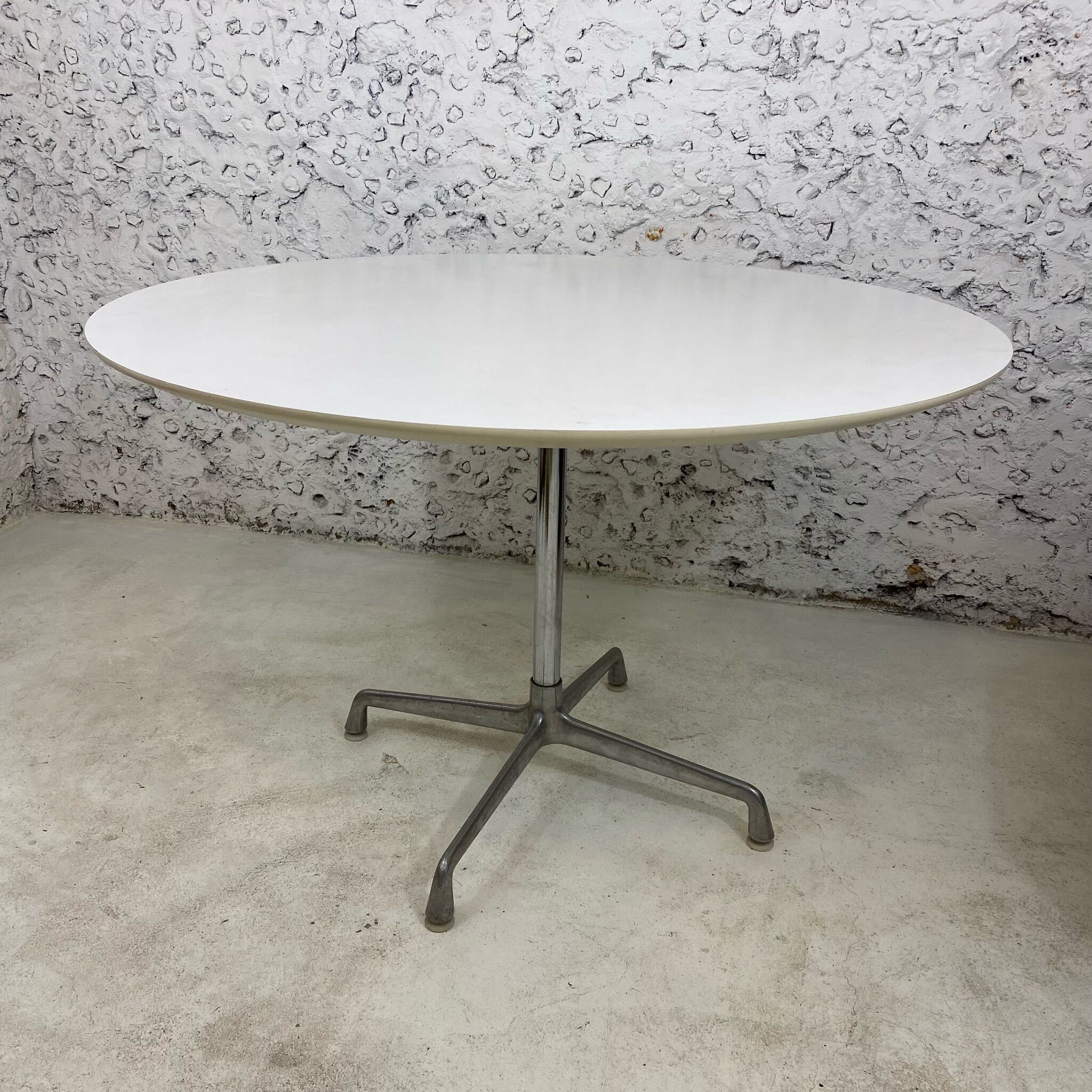 Round dining table, Eames Ray & Charles