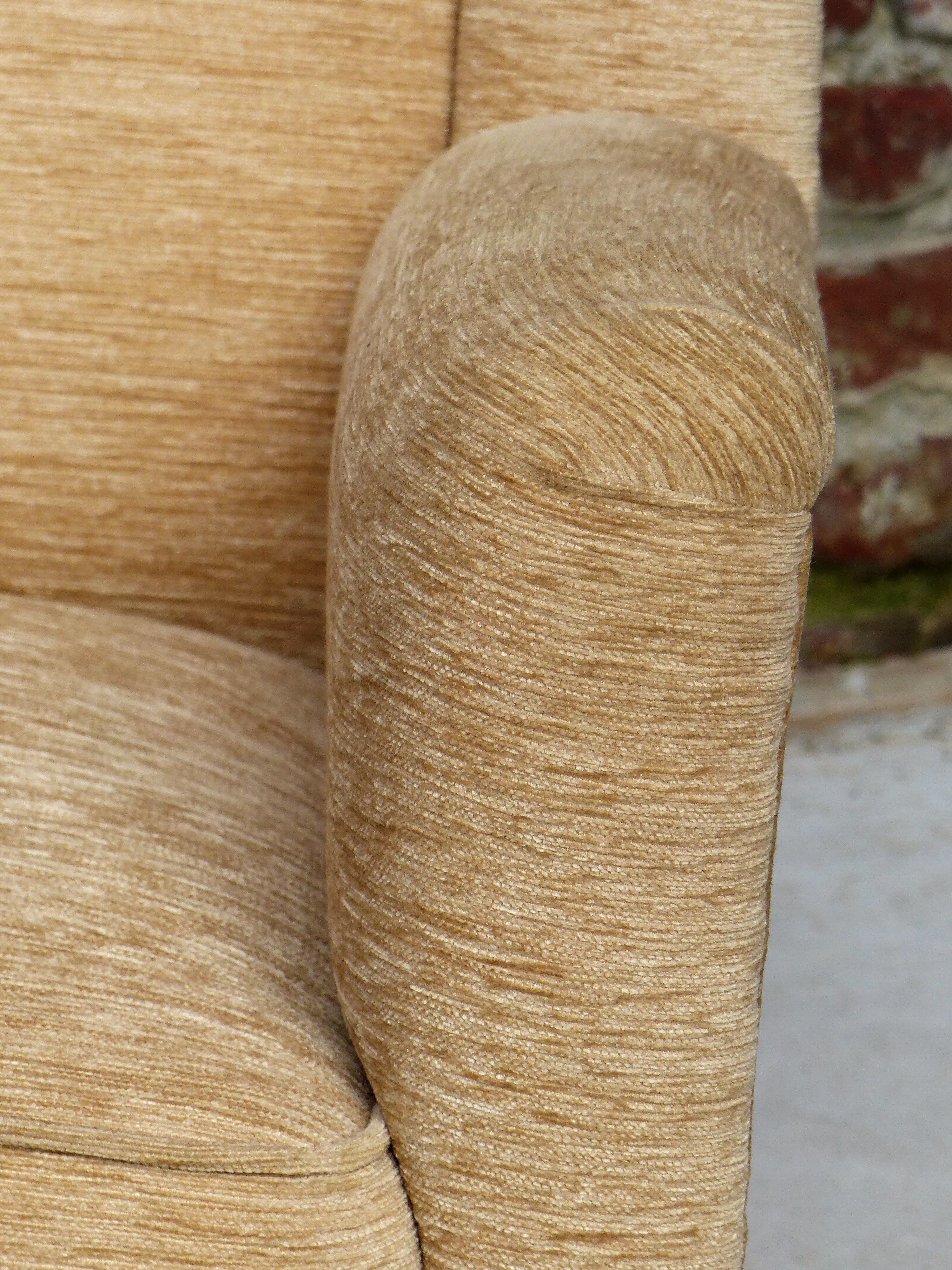 Fauteuil en velour beige et franges