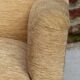 Fauteuil en velour beige et franges