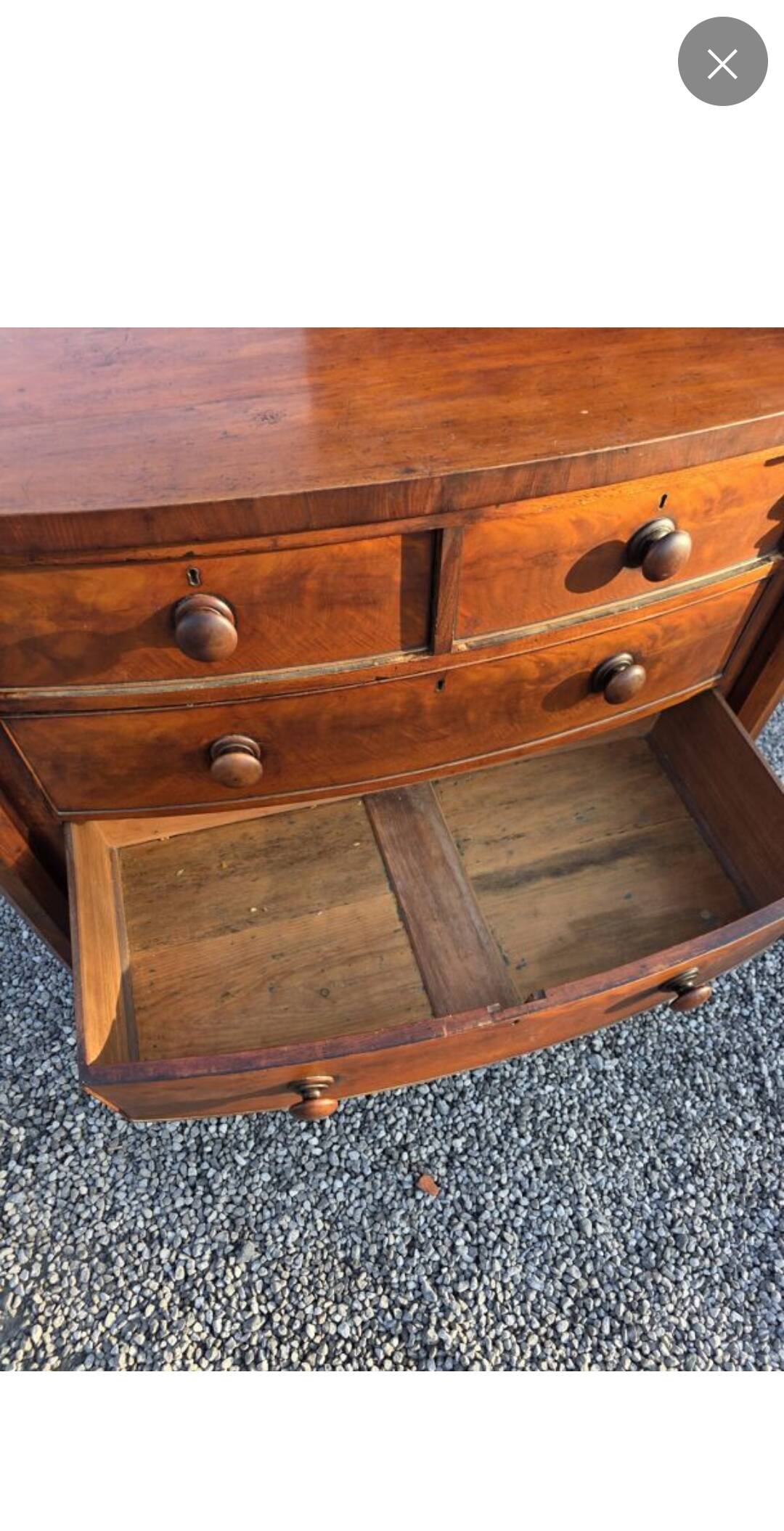 Commode galbée ancienne en acajou