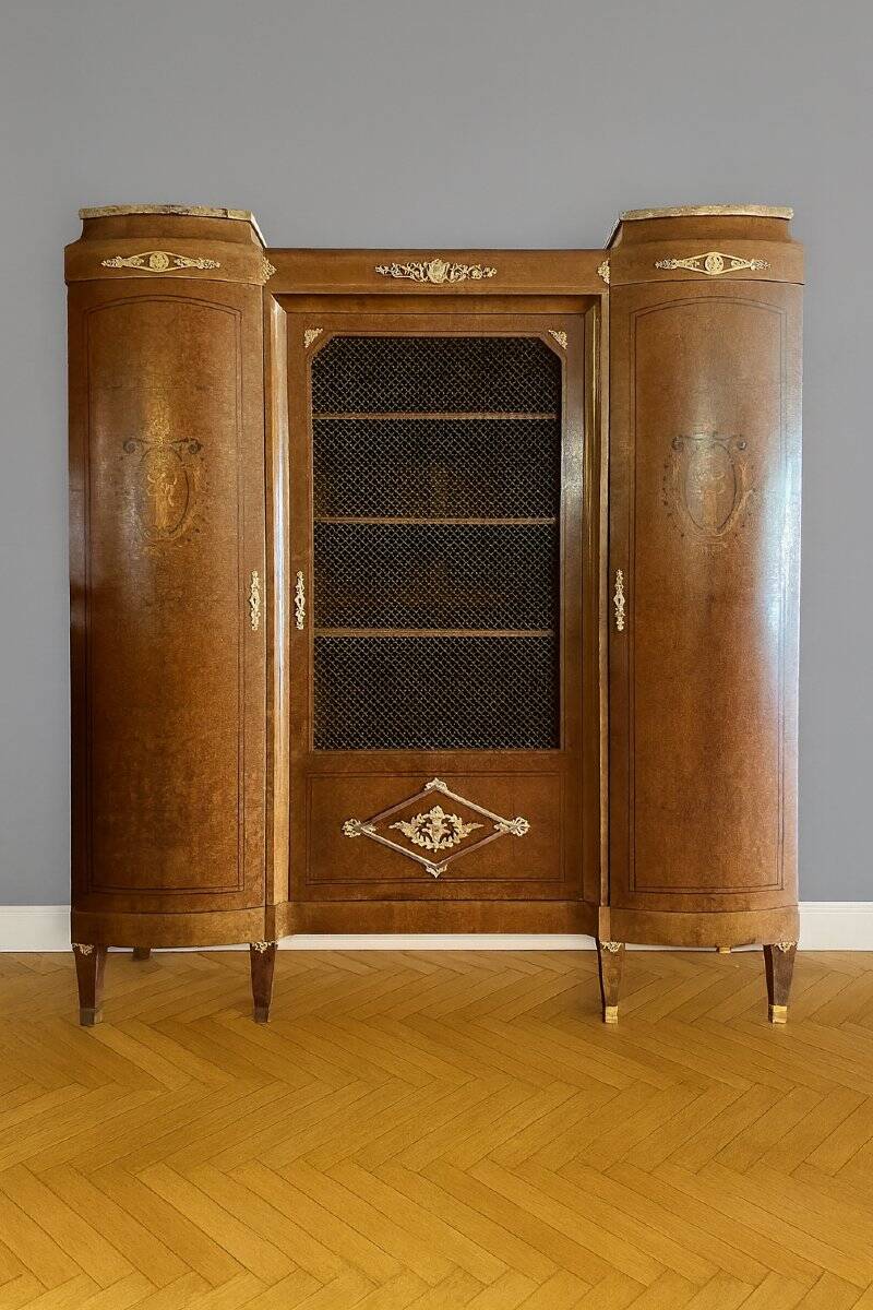 bibliothèque vitrine de style Louis XVI en marquéterie