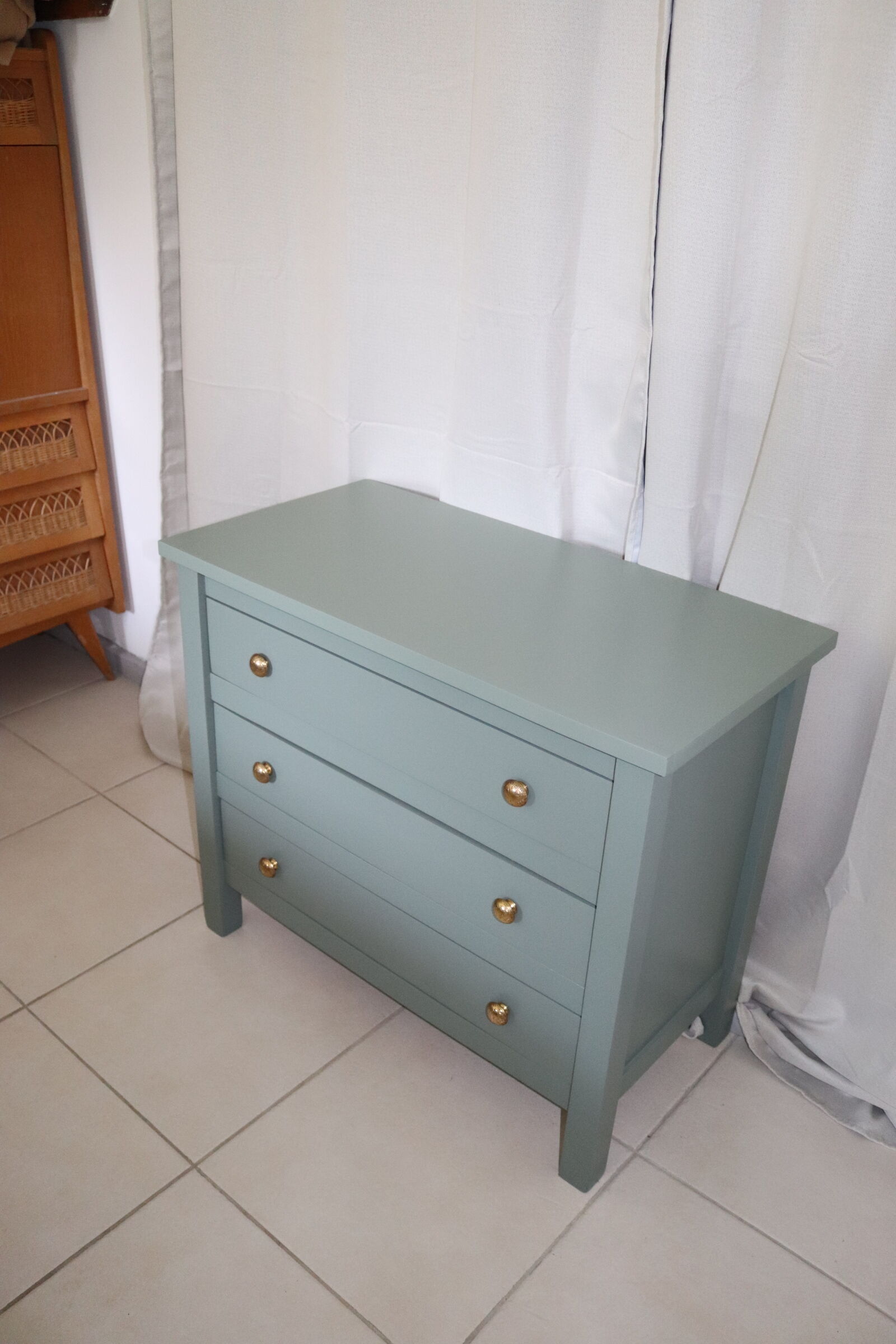 Commode vert de gris