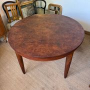 Oval extendable dining table in wood and walnut burl veneer.
