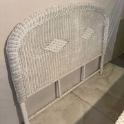 Ensemble chambre rotin blanc : commode, miroir, lit, panier