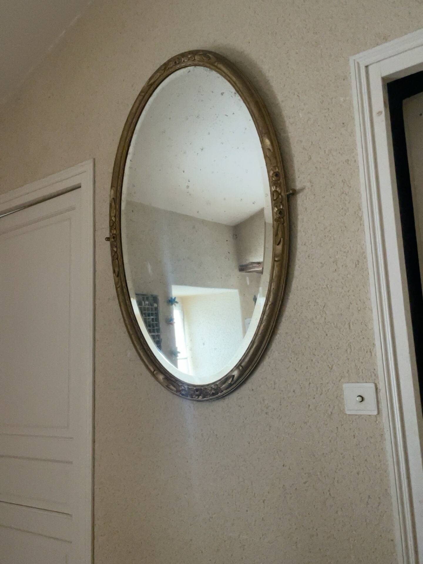 Antique oval gold mirror with floral decoration – 105 × 70 cm Elegant mirror