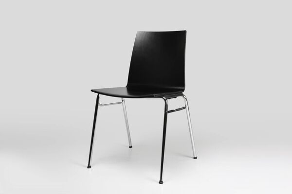 Chaise design noire du 21e siècle avec assise en bois, Belgique