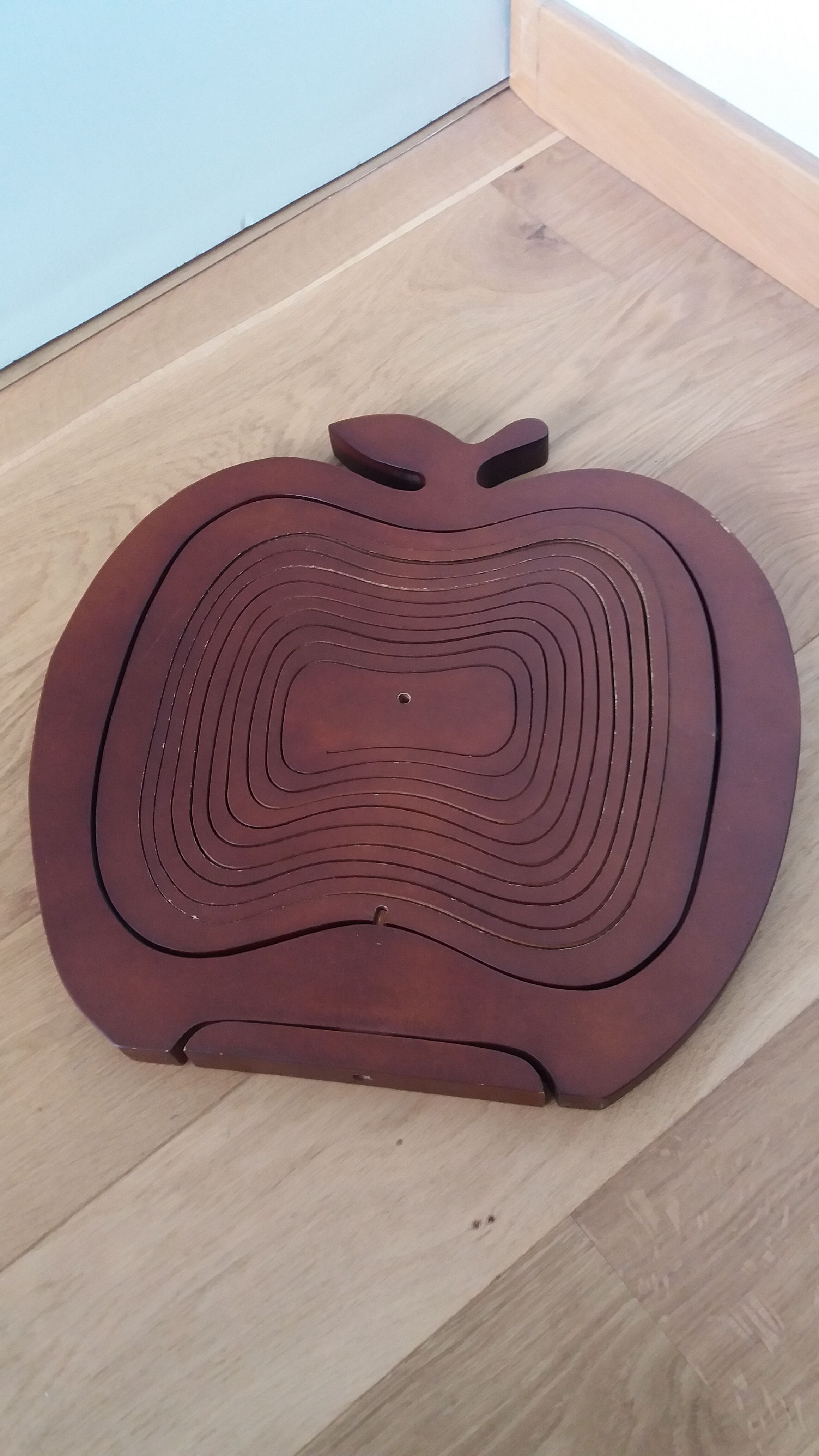 Foldable fruit basket in the shape of an apple.