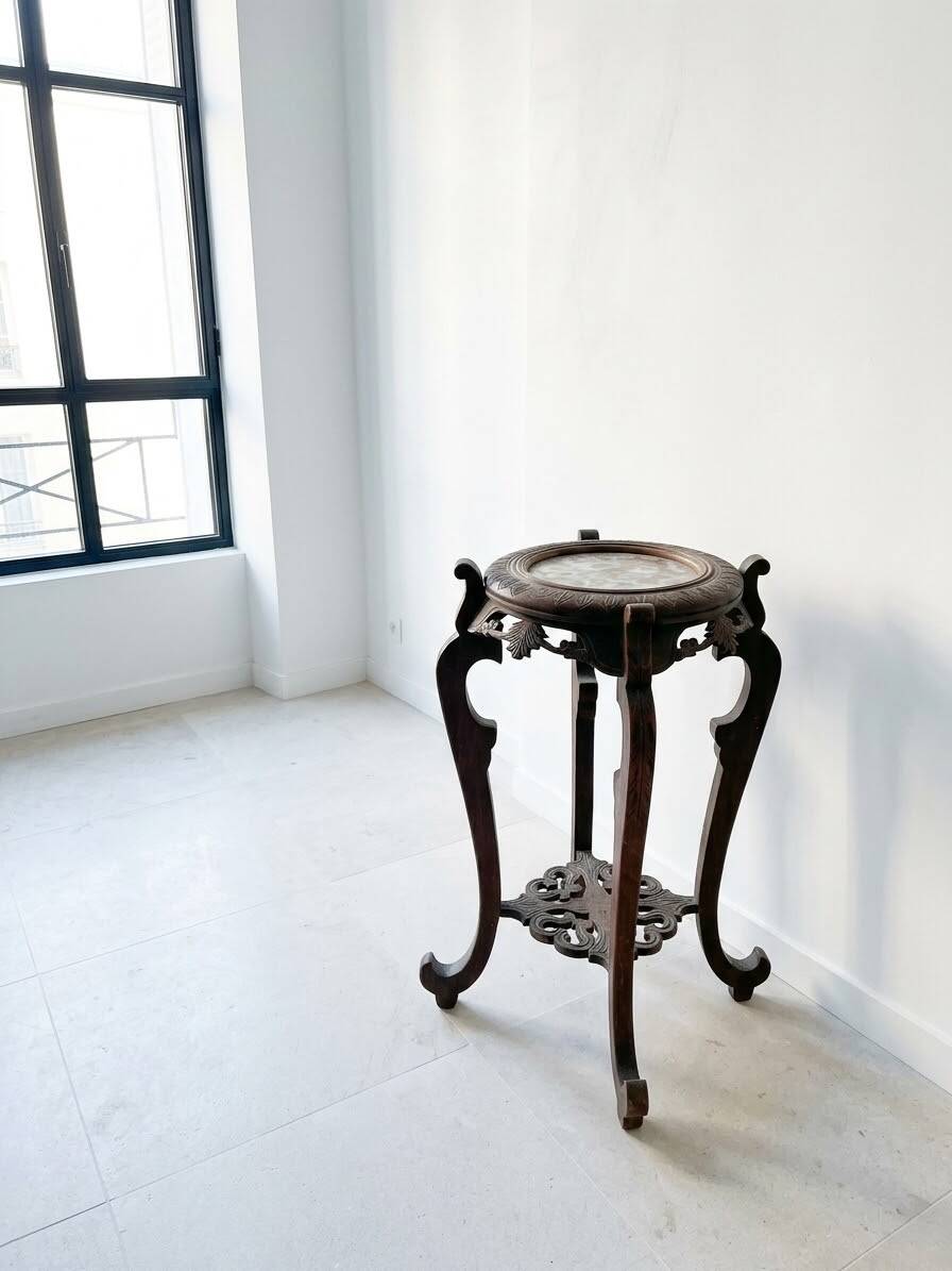 Meuble de rangement classique en bois sculpté marron