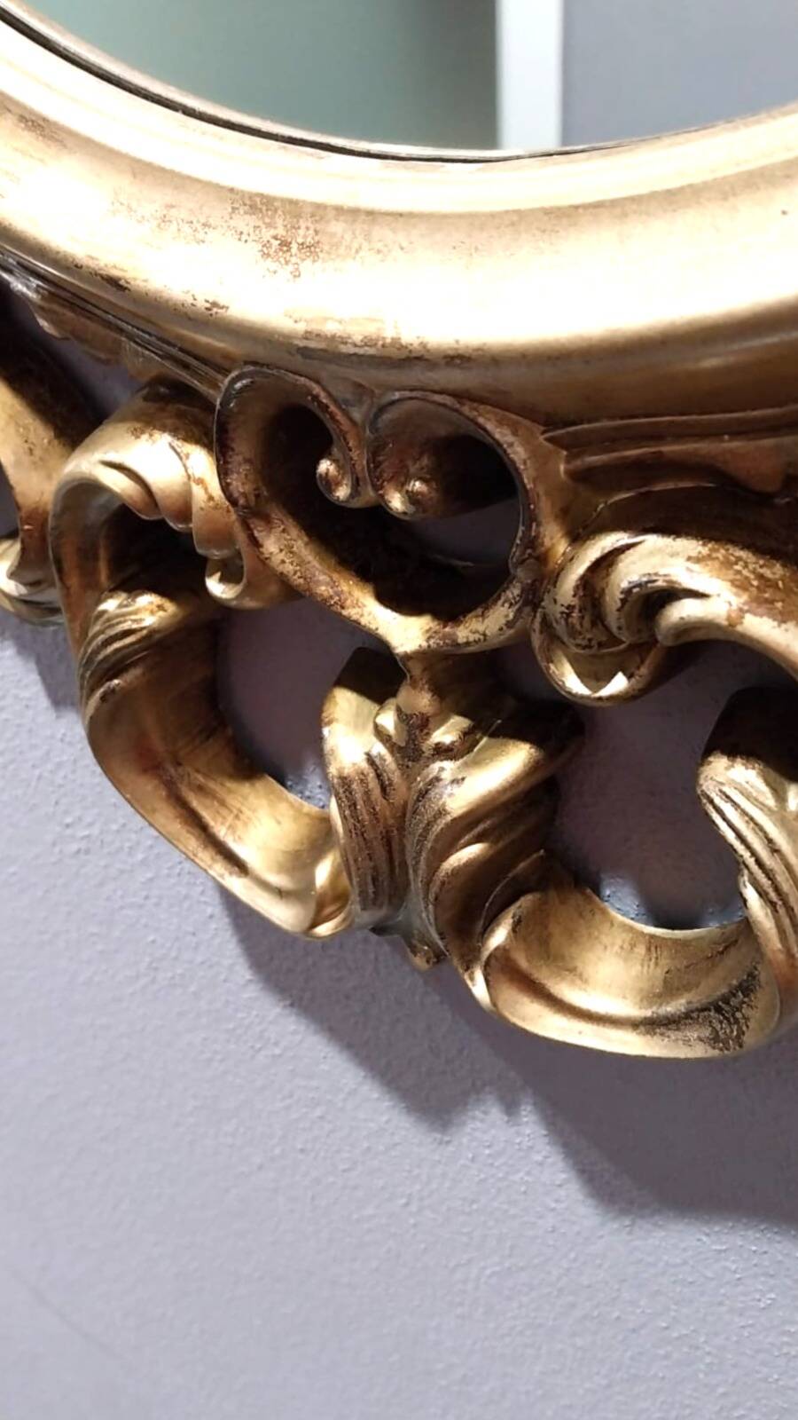Miroir ovale baroque antique en or 58x84 cm avec cadre orné