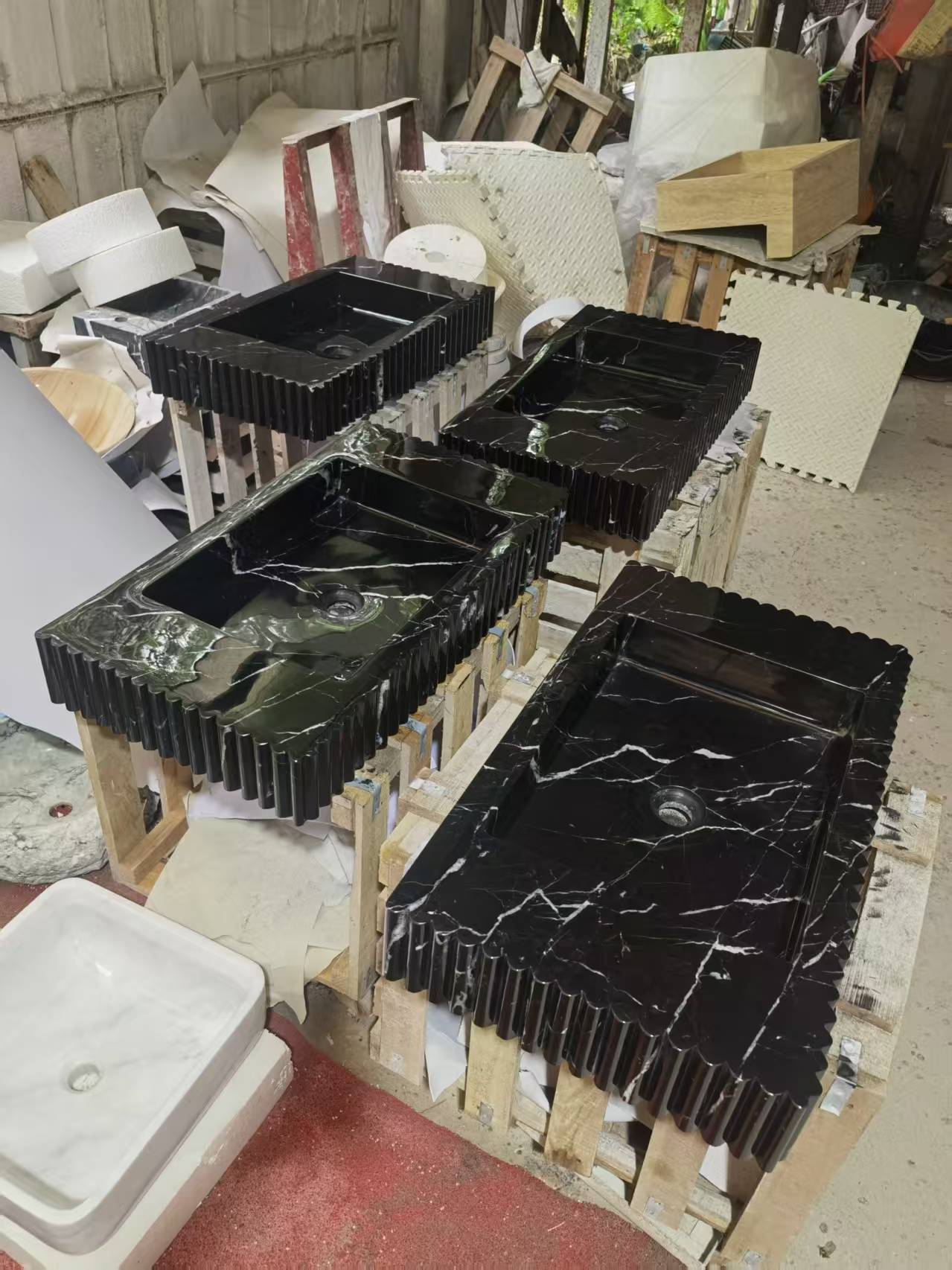 Meuble vasque suspendu en marbre noir Marquina