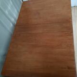 Drop-leaf table called “get leg”