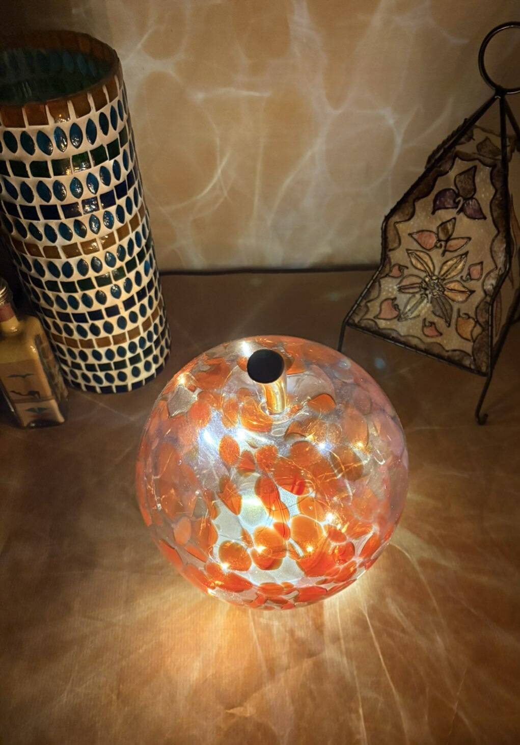 Lampe pomme en verre blanc, orange & rouge – vintage