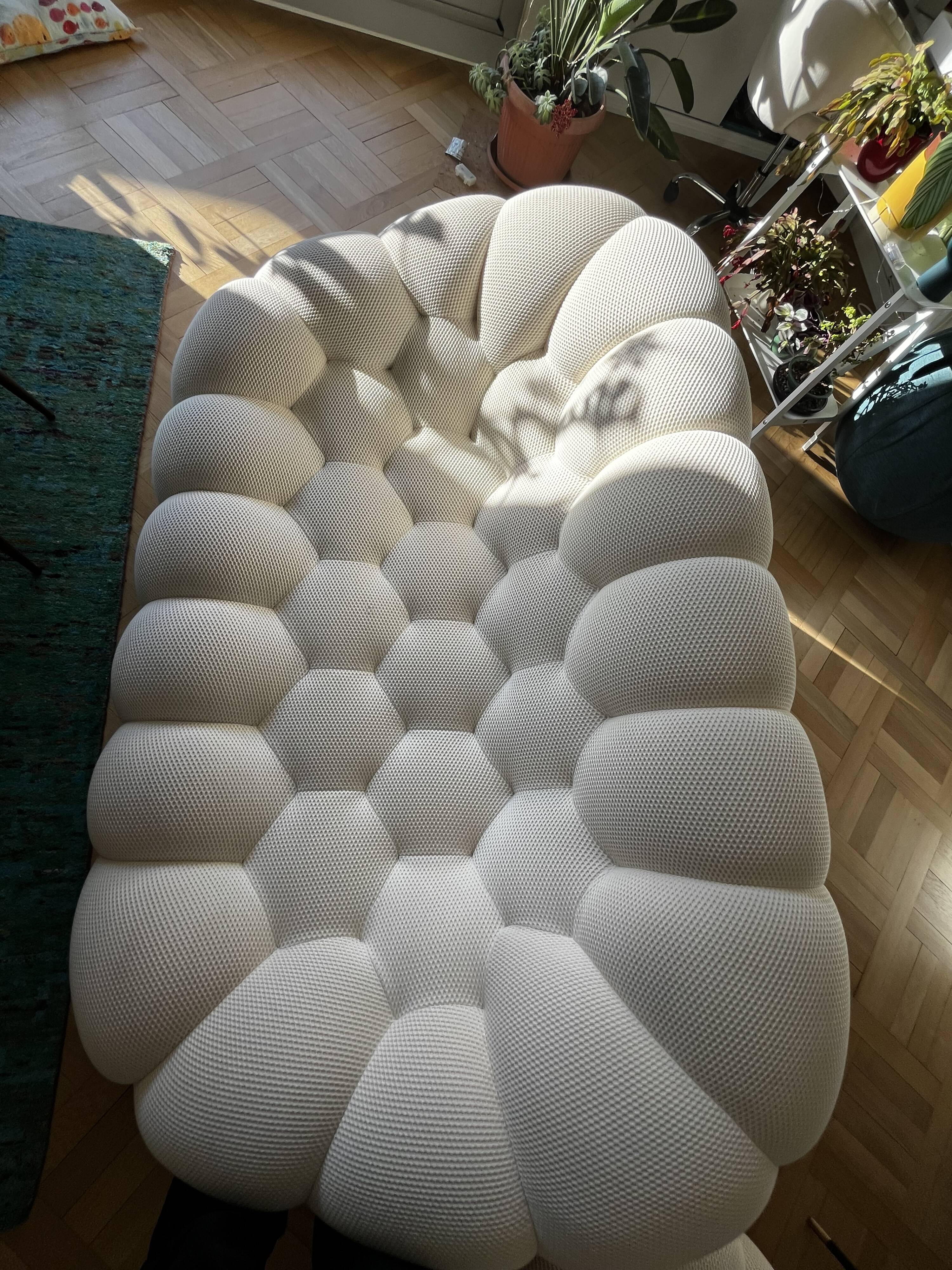 Roche Bobois canapé bubble April 2024. White. A frayed mesh.
