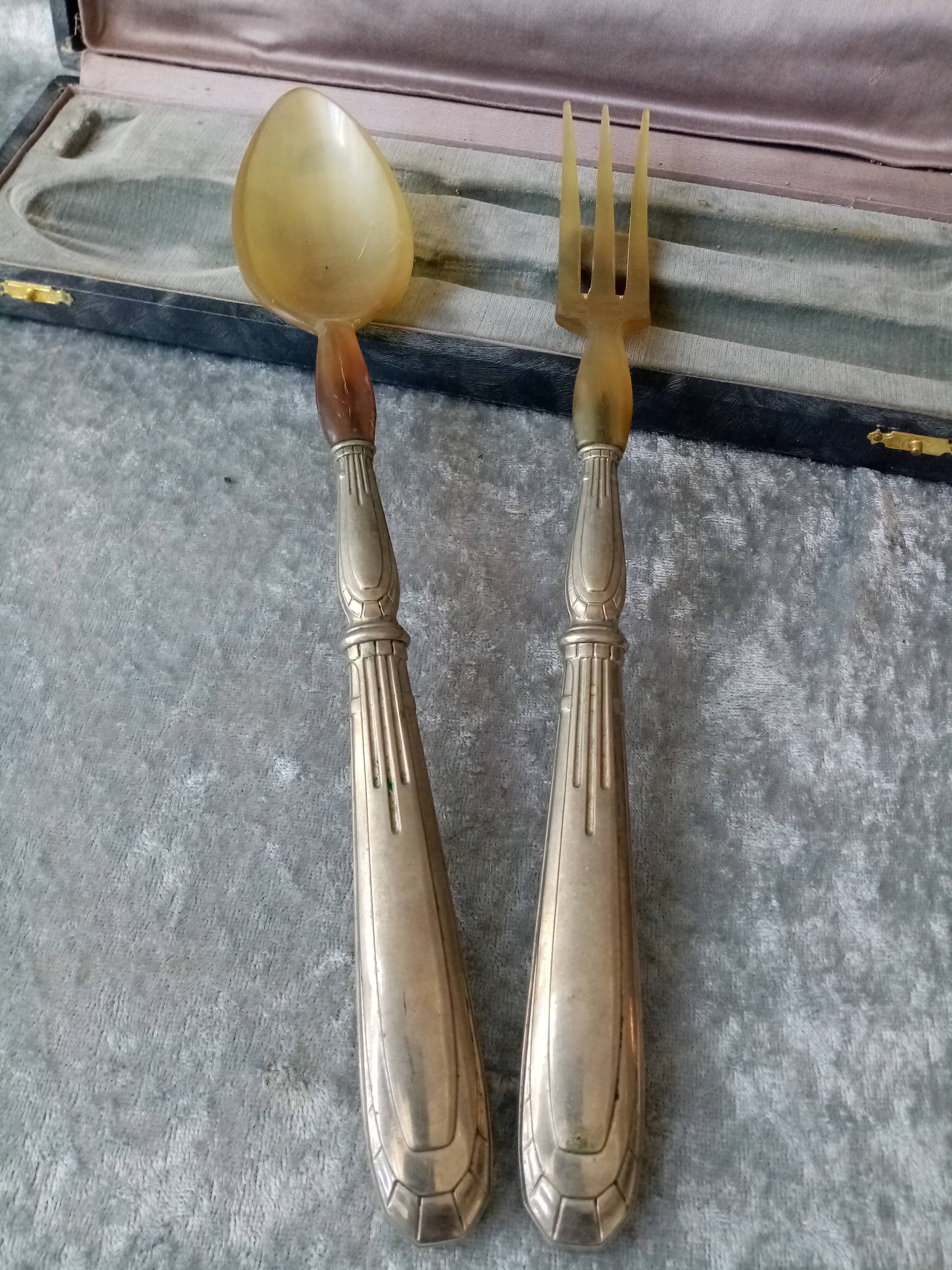 Box of salad cutlery in horn and silver metal