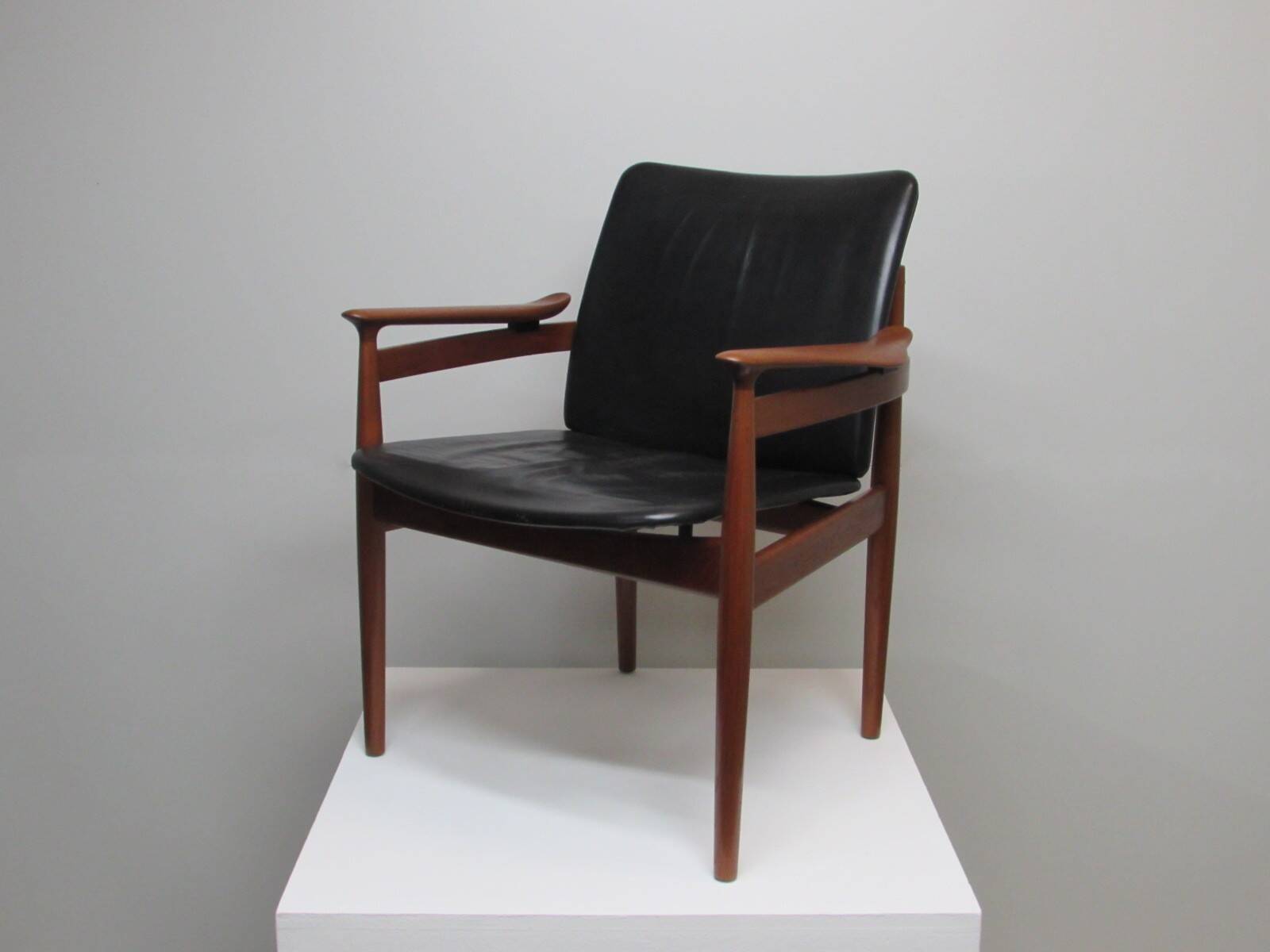 Finn Juhl model 192 in Teak, leather for France & Daverkosen